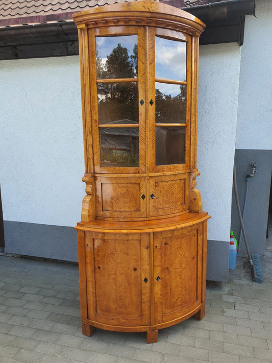 Biedermeier Eckvitrine in Birke um 1830