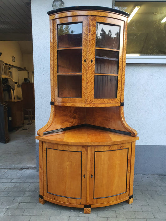 Biedermeier Eckvitrine in Birke um 1830