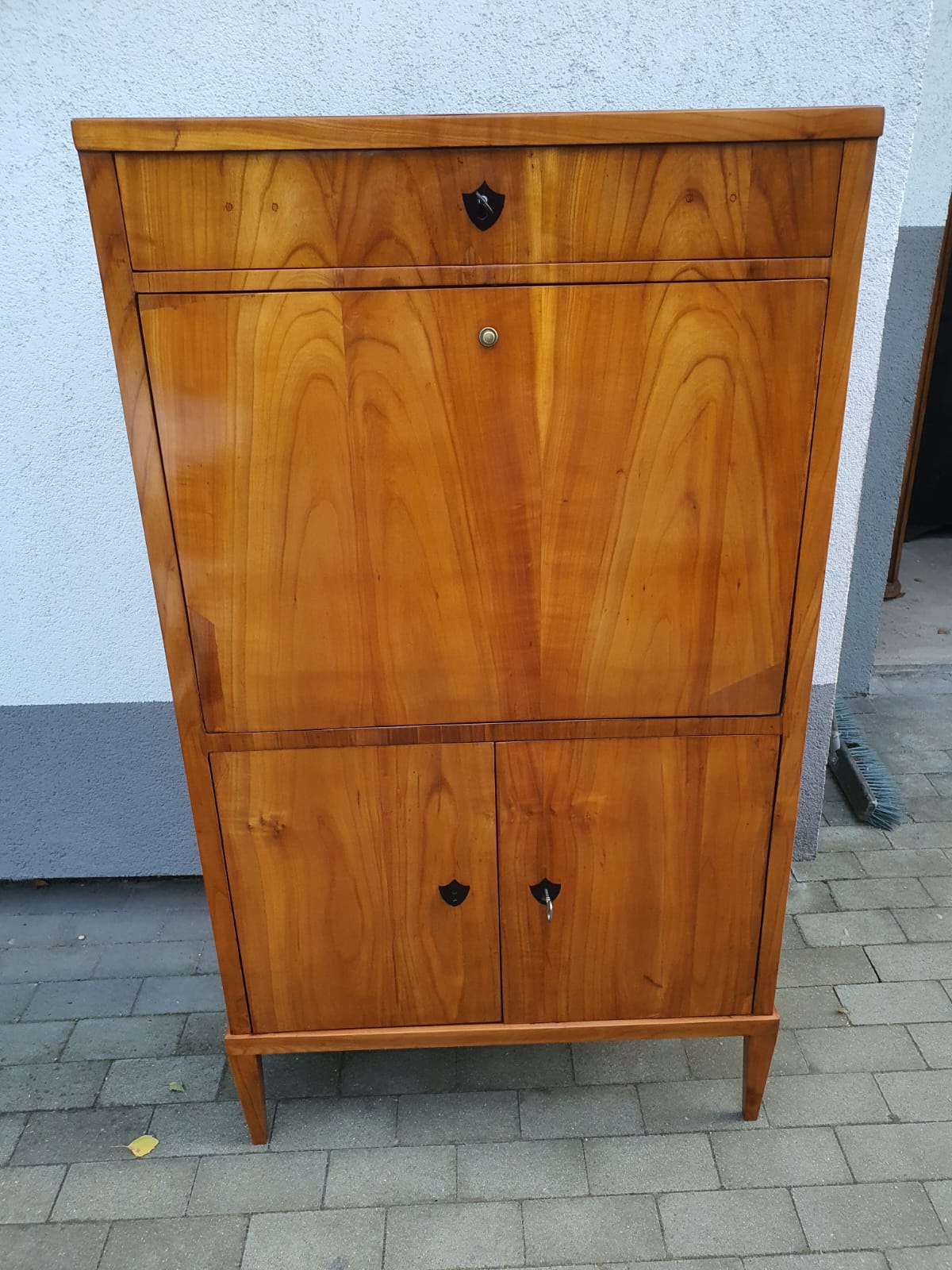 Kleiner Biedermeiersekretär in Kirschbaum um 1820