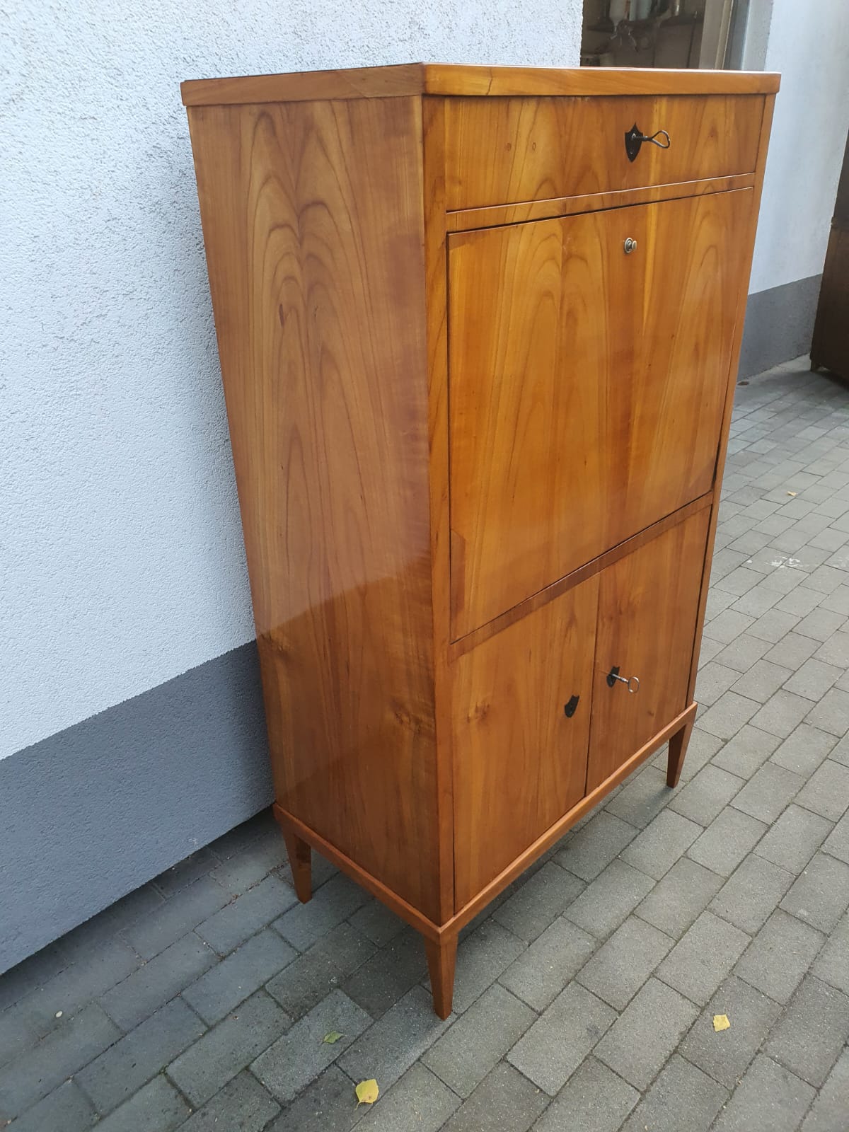 Kleiner Biedermeiersekretär in Kirschbaum um 1820