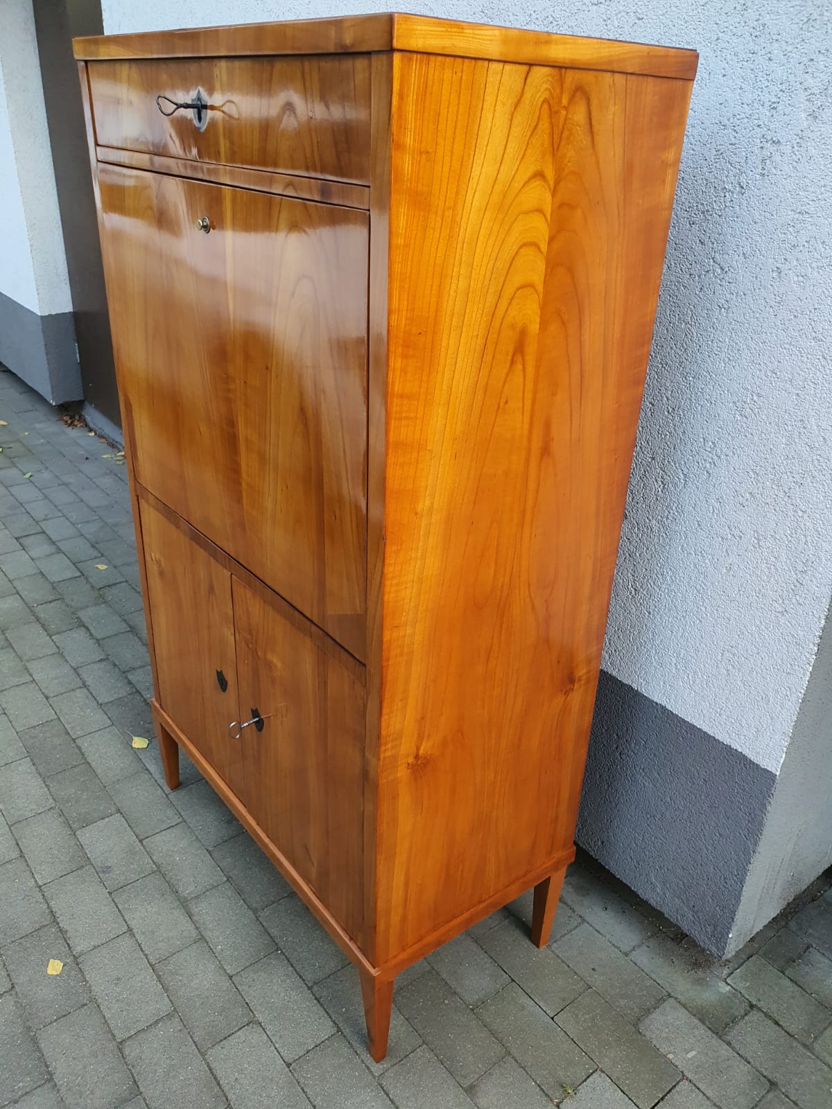 Kleiner Biedermeiersekretär in Kirschbaum um 1820