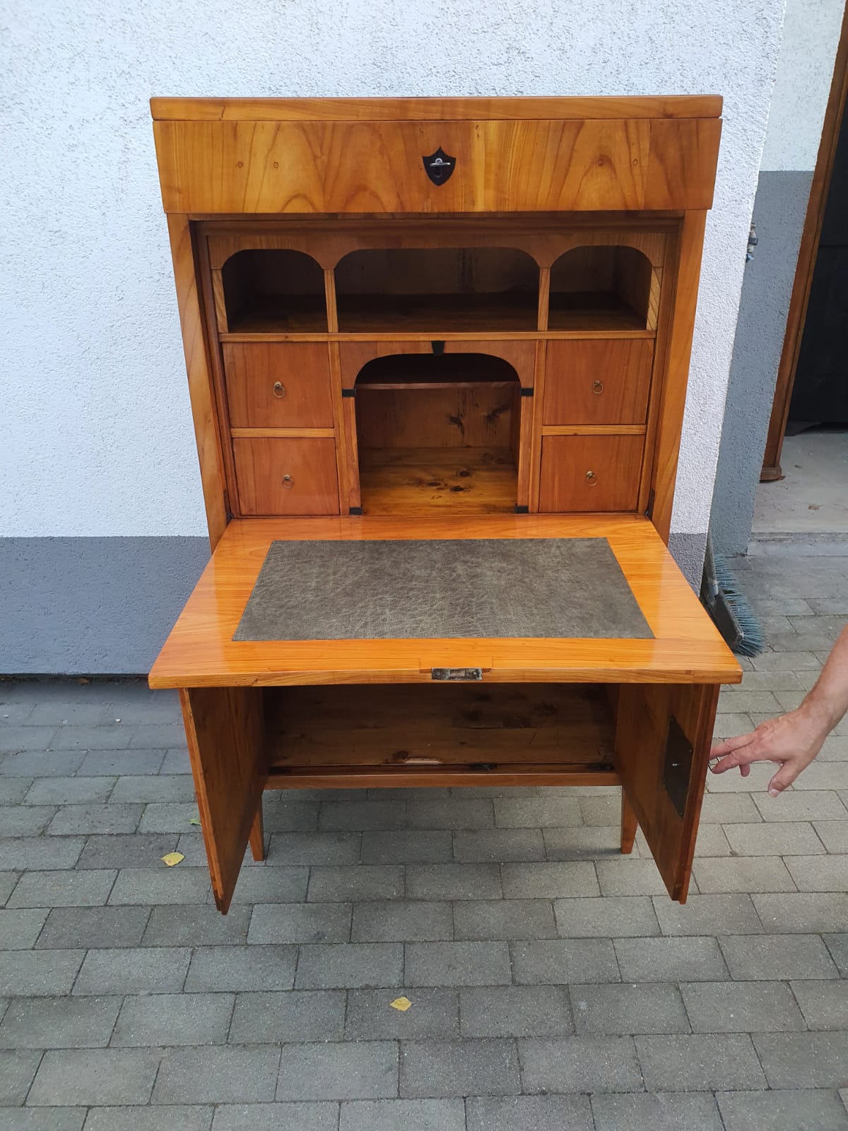 Kleiner Biedermeiersekretär in Kirschbaum um 1820