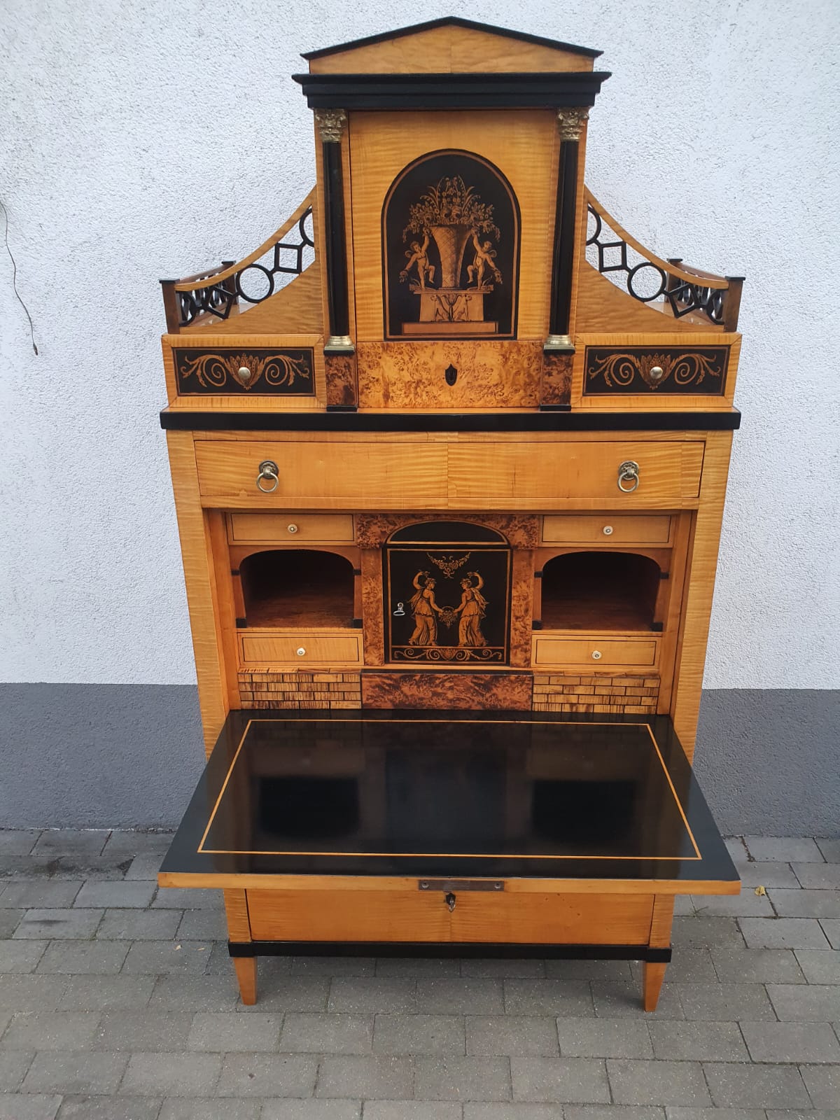 Klassizistischer Schreibsekretär in Ahorn um 1815