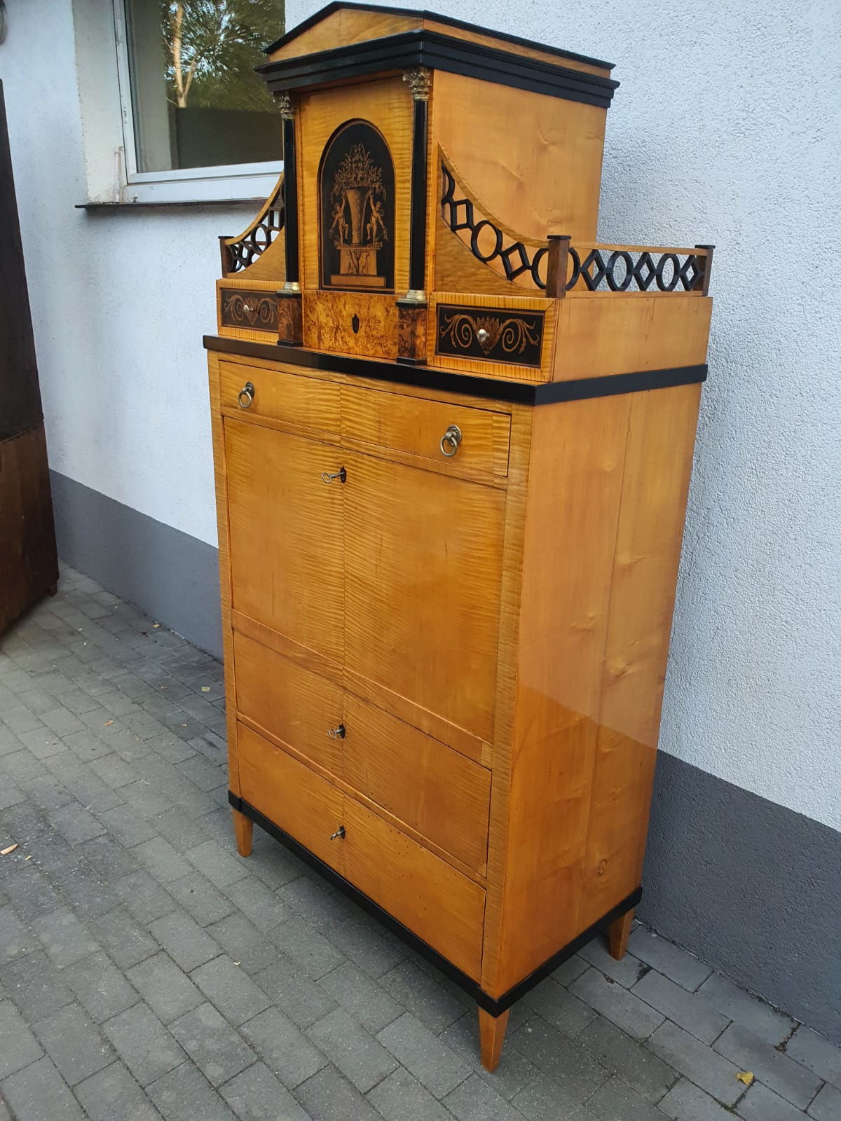 Klassizistischer Schreibsekretär in Ahorn um 1815