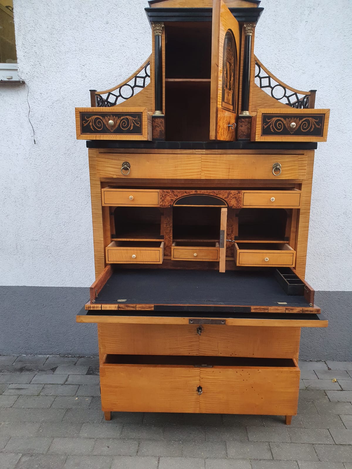 Klassizistischer Schreibsekretär in Ahorn um 1815