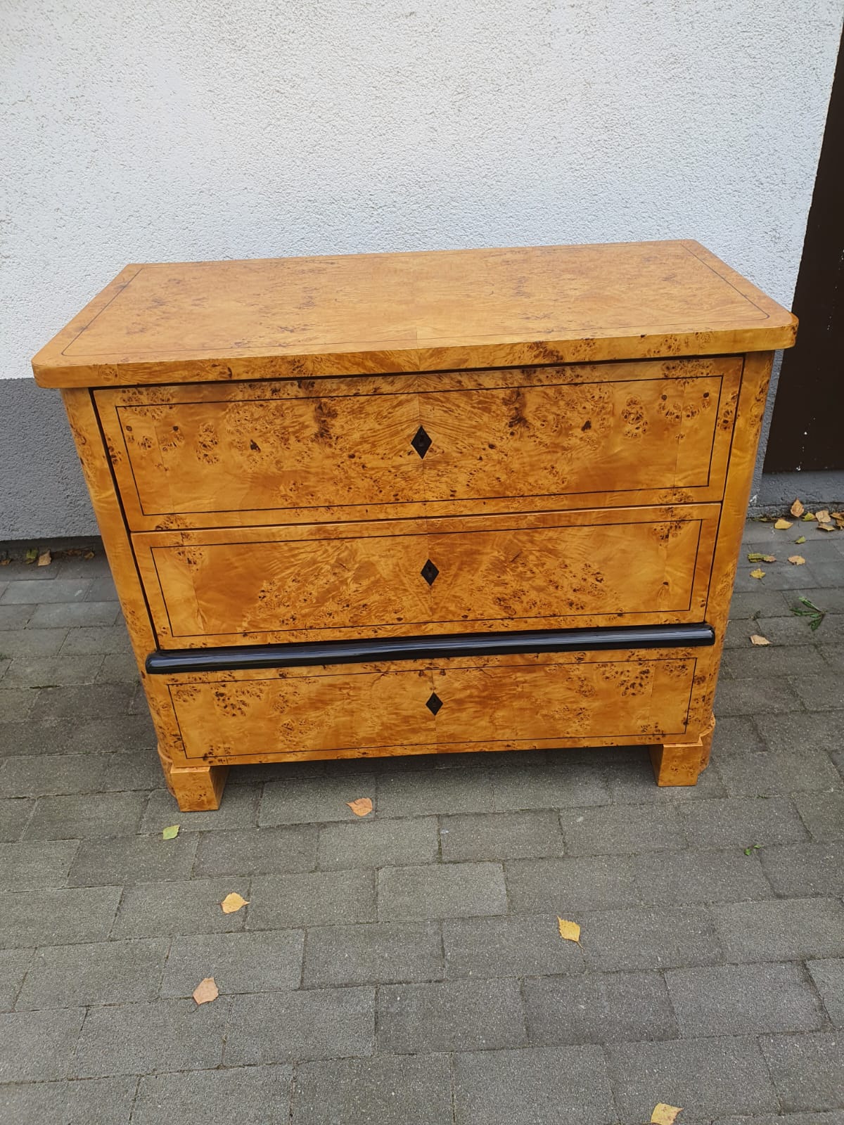 Biedermeierkommode in Ahornmaser um 1830