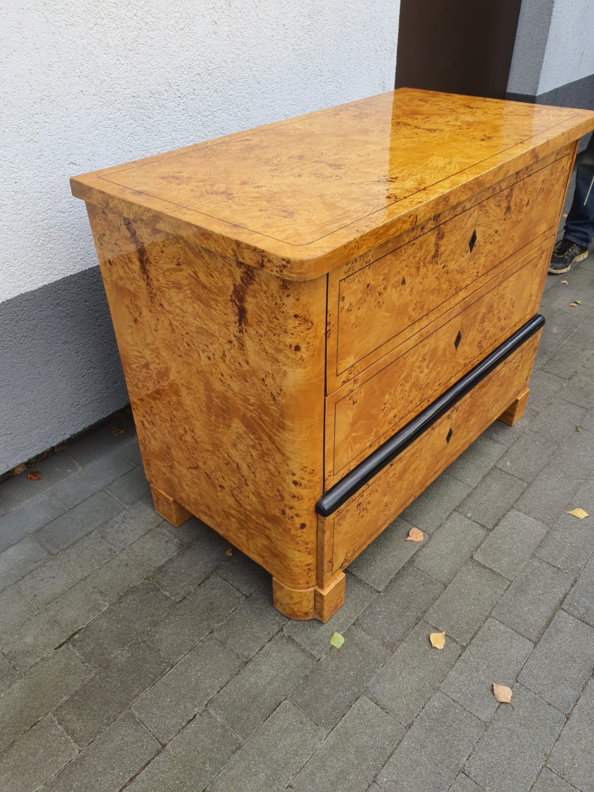 Biedermeierkommode in Ahornmaser um 1830