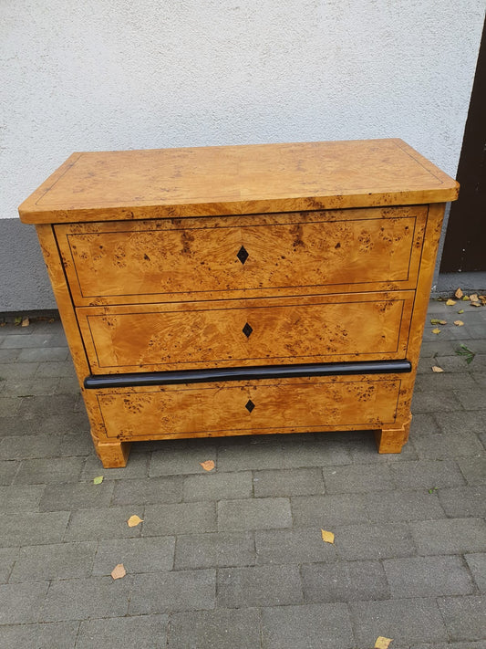 Biedermeierkommode in Ahornmaser um 1830