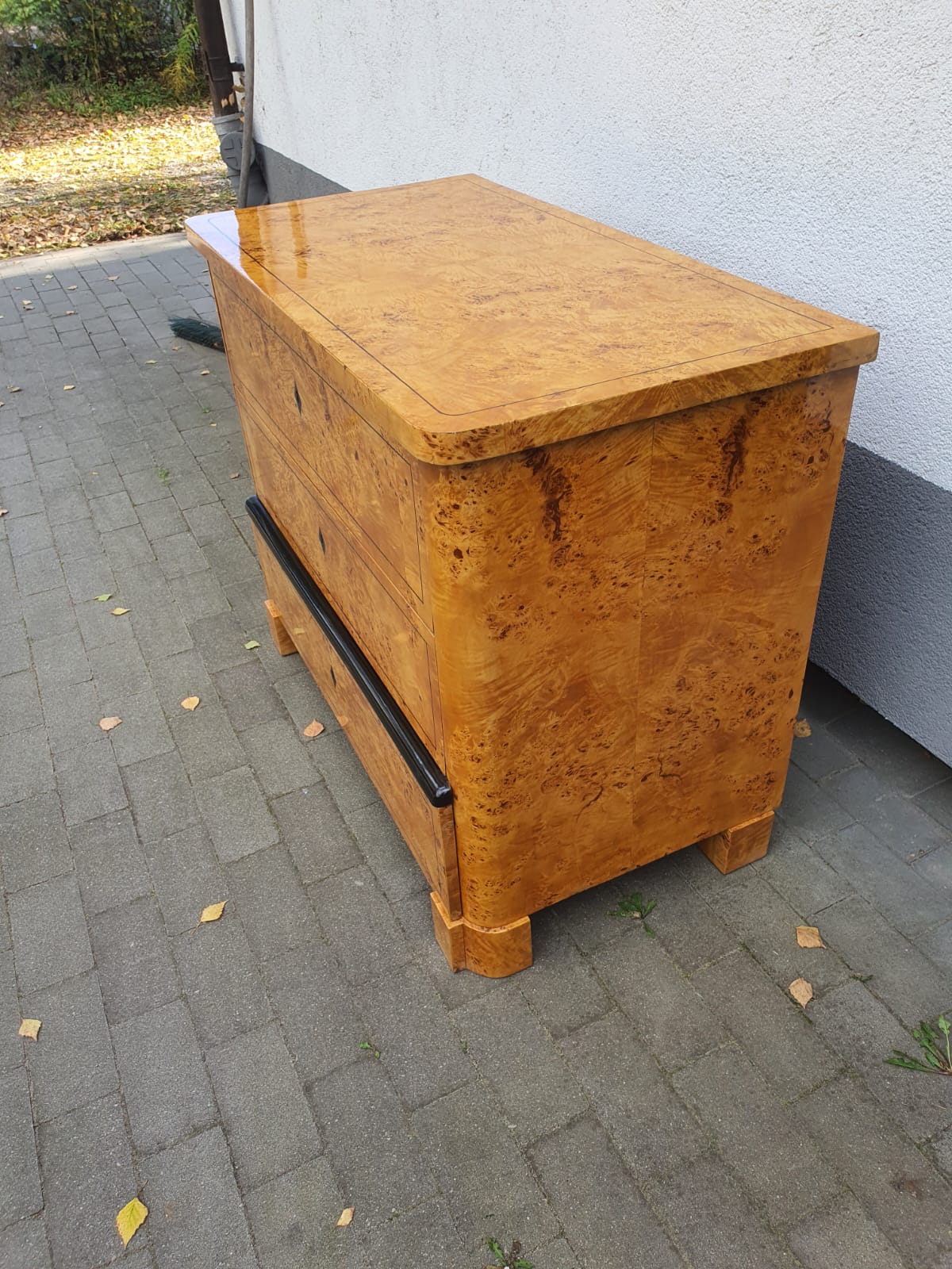 Biedermeierkommode in Ahornmaser um 1830