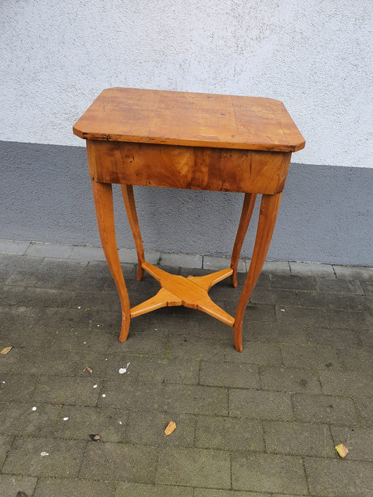 Biedermeier Beistelltisch in Birke um 1830