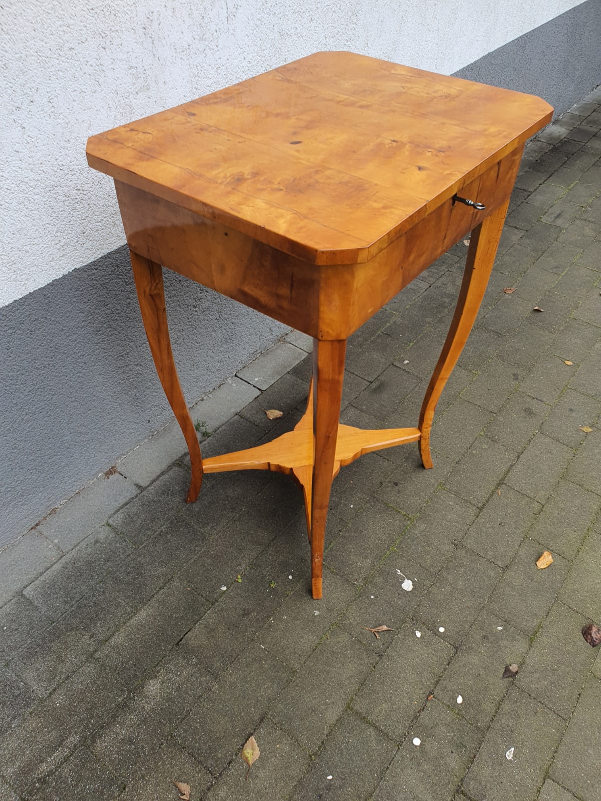 Biedermeier Beistelltisch in Birke um 1830