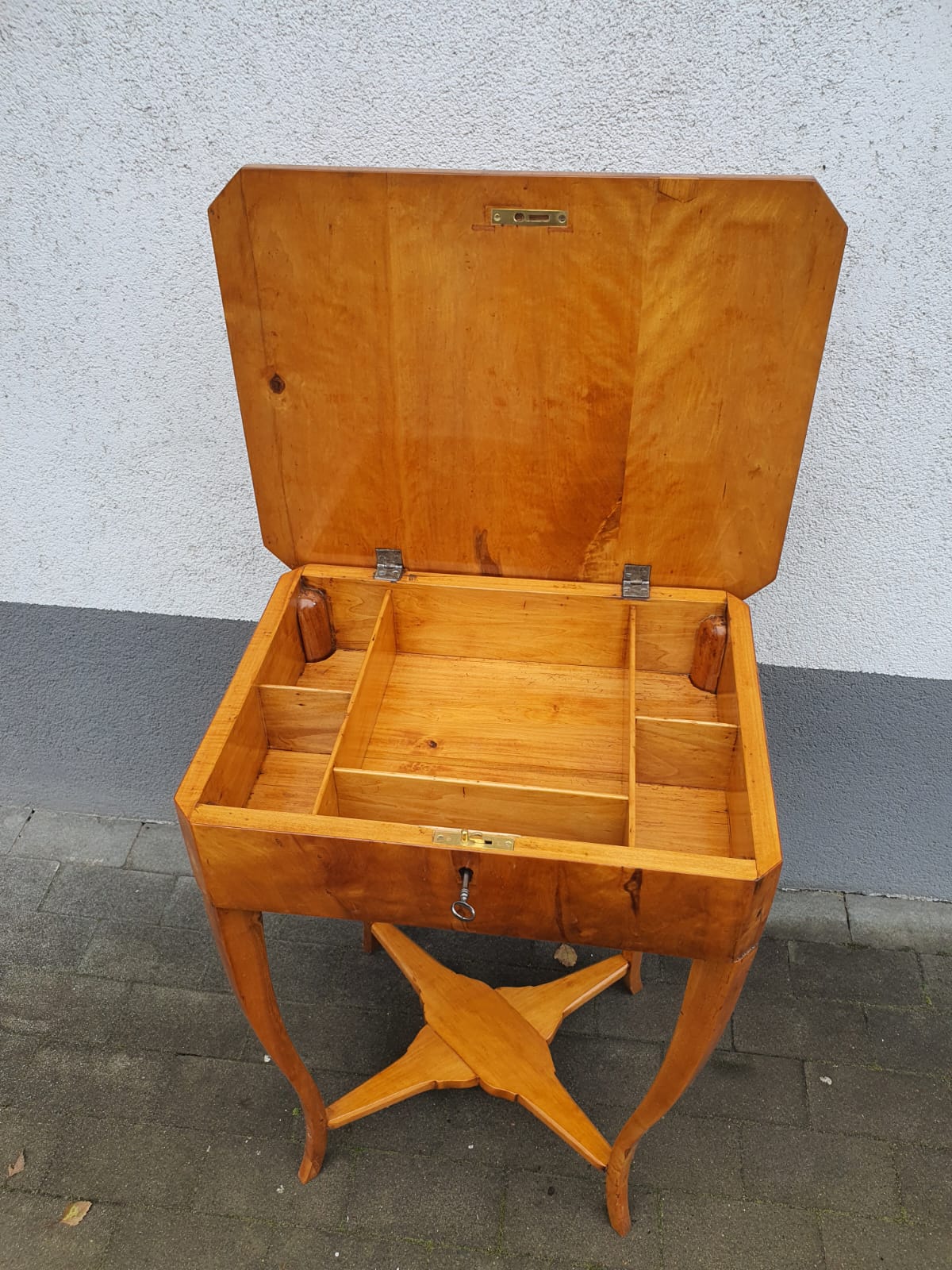 Biedermeier Beistelltisch in Birke um 1830