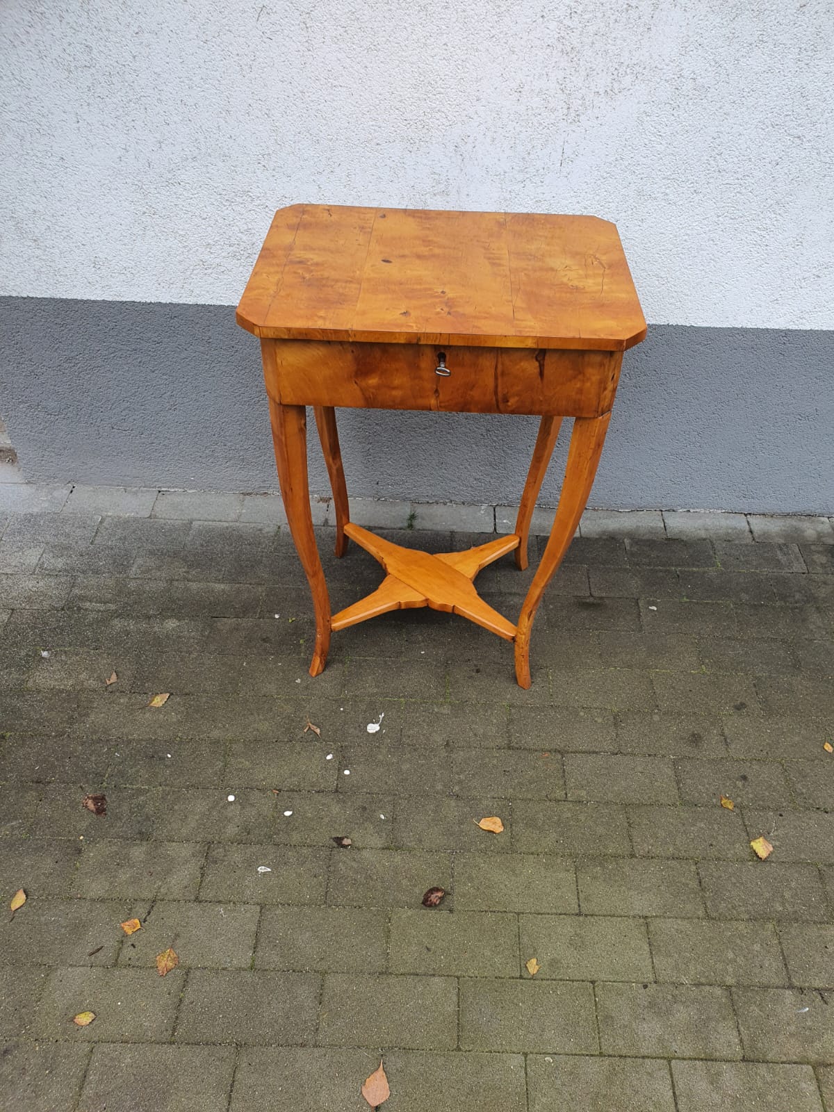 Biedermeier Beistelltisch in Birke um 1830