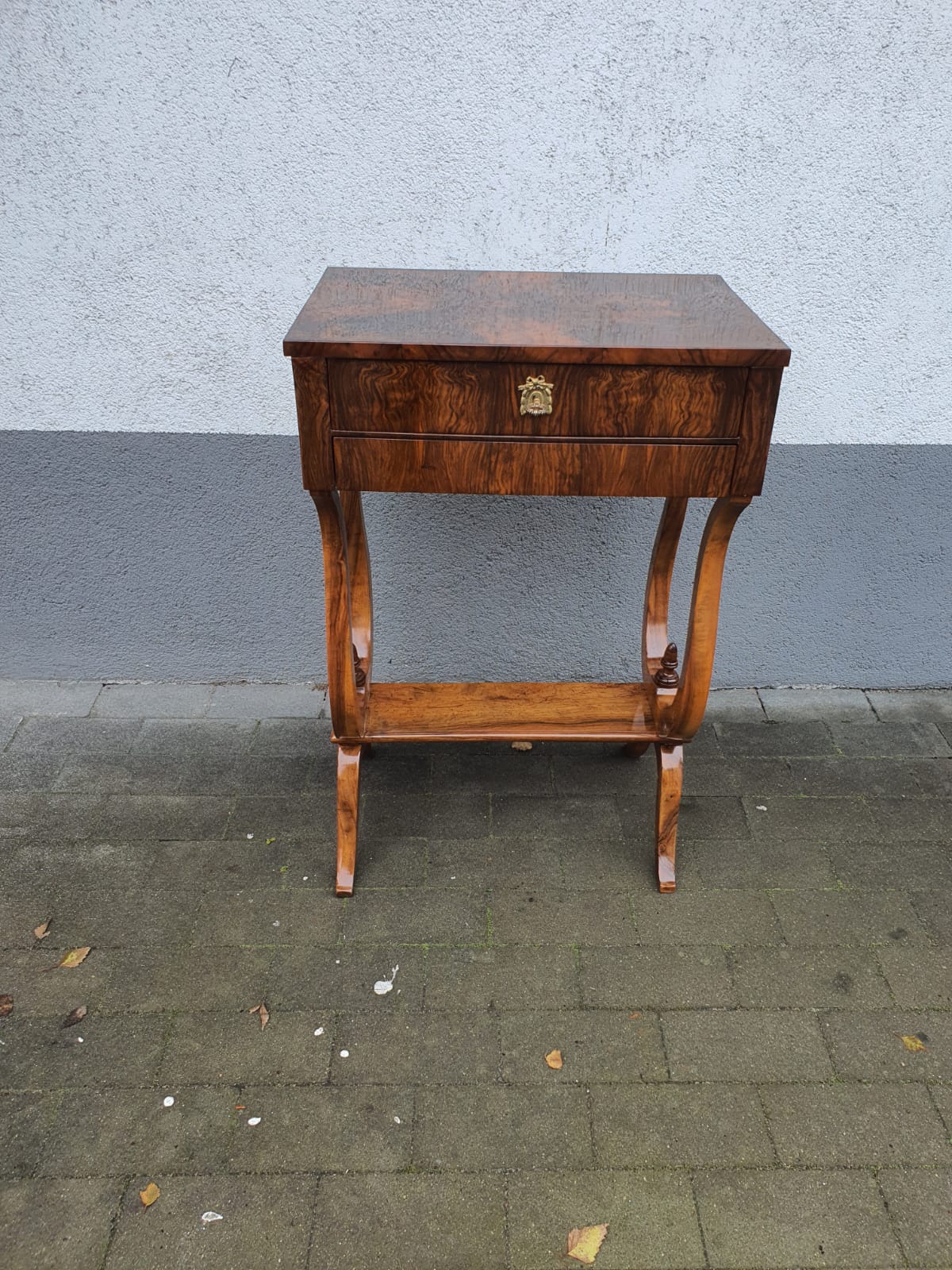 Biedermeier Beistelltisch in Lyraform Nussbaum um 1830