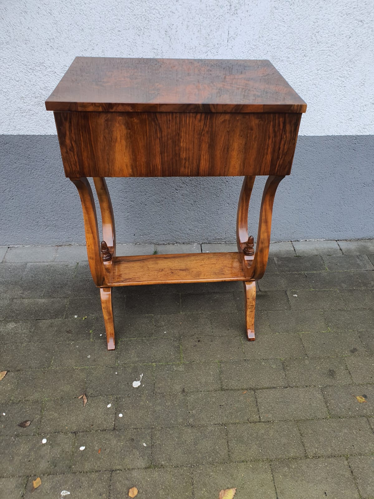 Biedermeier Beistelltisch in Lyraform Nussbaum um 1830
