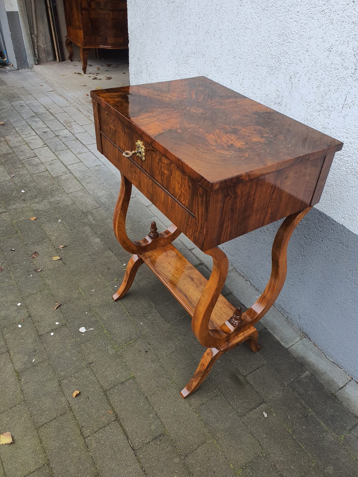 Biedermeier Beistelltisch in Lyraform Nussbaum um 1830