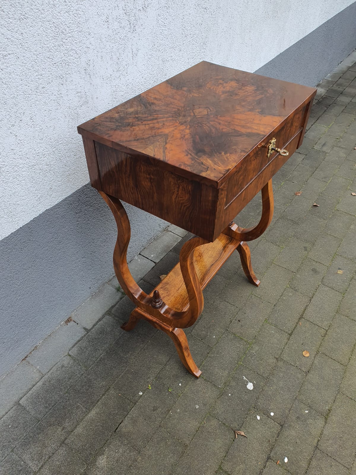 Biedermeier Beistelltisch in Lyraform Nussbaum um 1830