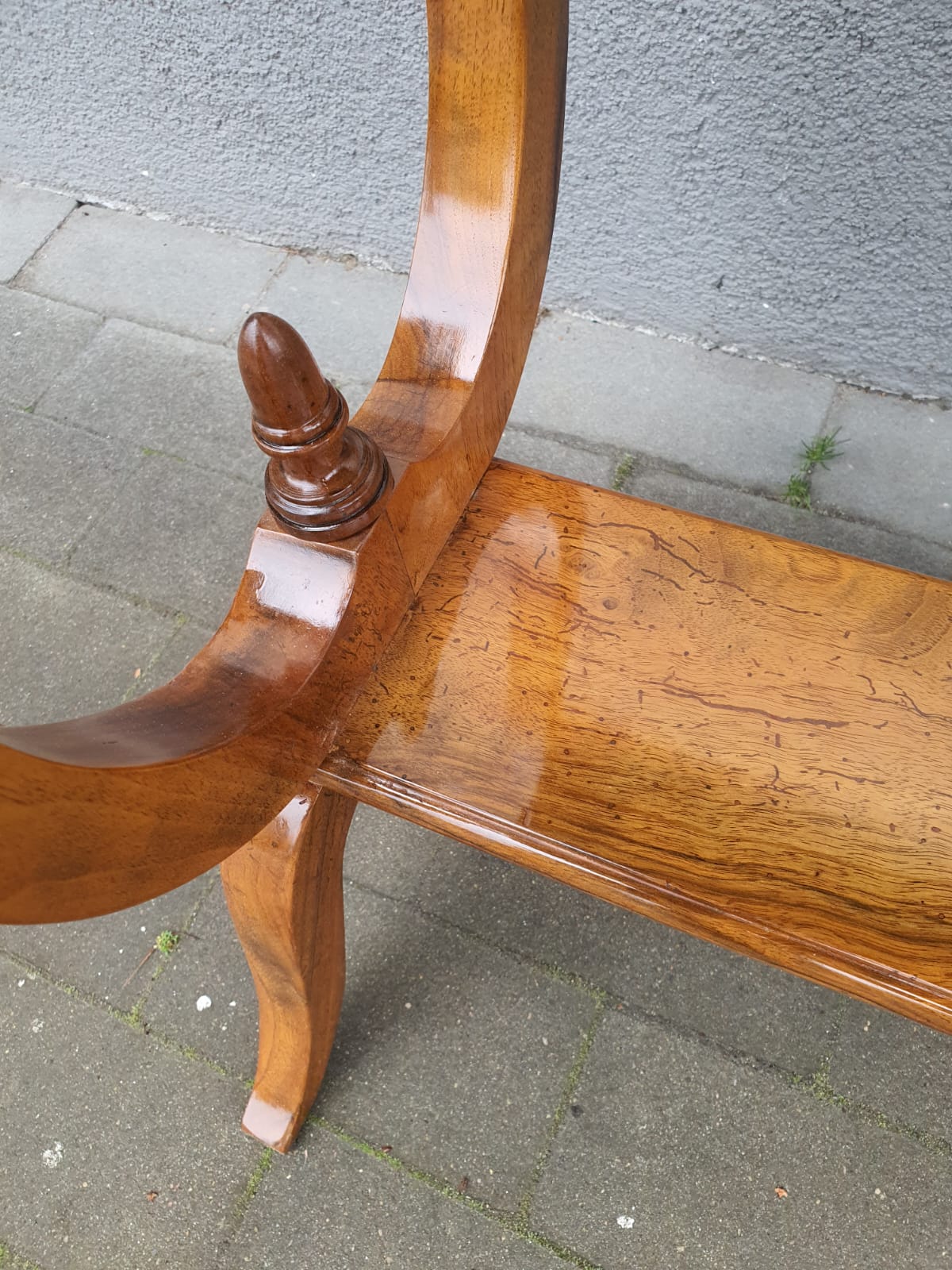 Biedermeier Beistelltisch in Lyraform Nussbaum um 1830