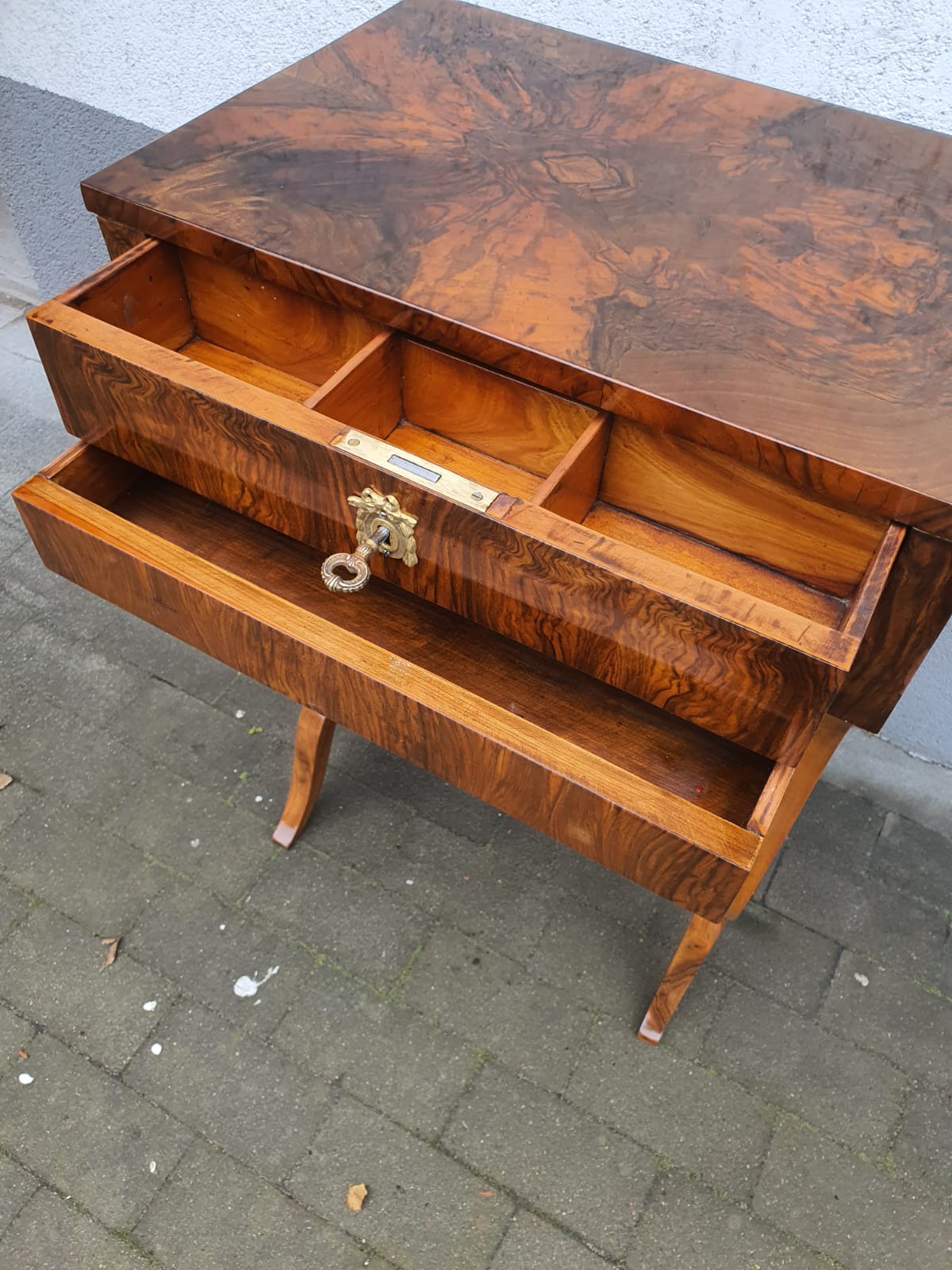 Biedermeier Beistelltisch in Lyraform Nussbaum um 1830