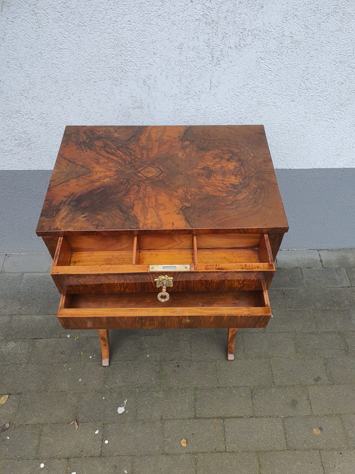 Biedermeier Beistelltisch in Lyraform Nussbaum um 1830