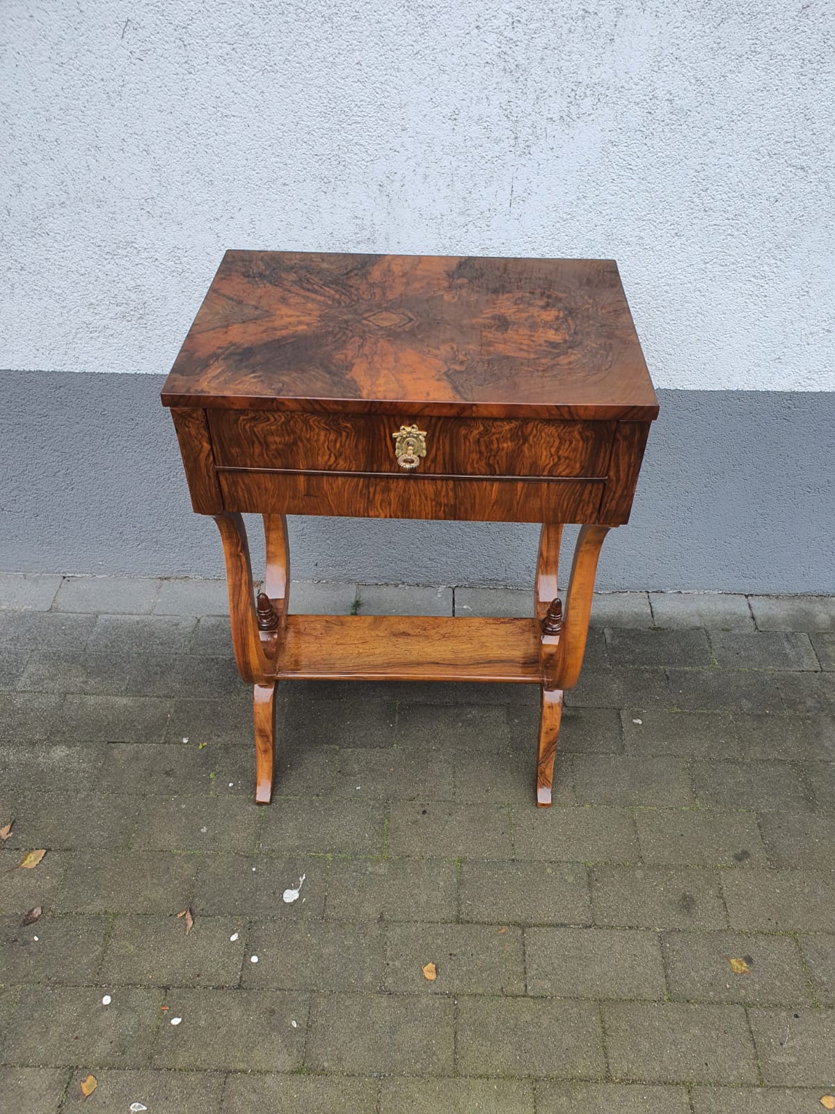 Biedermeier Beistelltisch in Lyraform Nussbaum um 1830