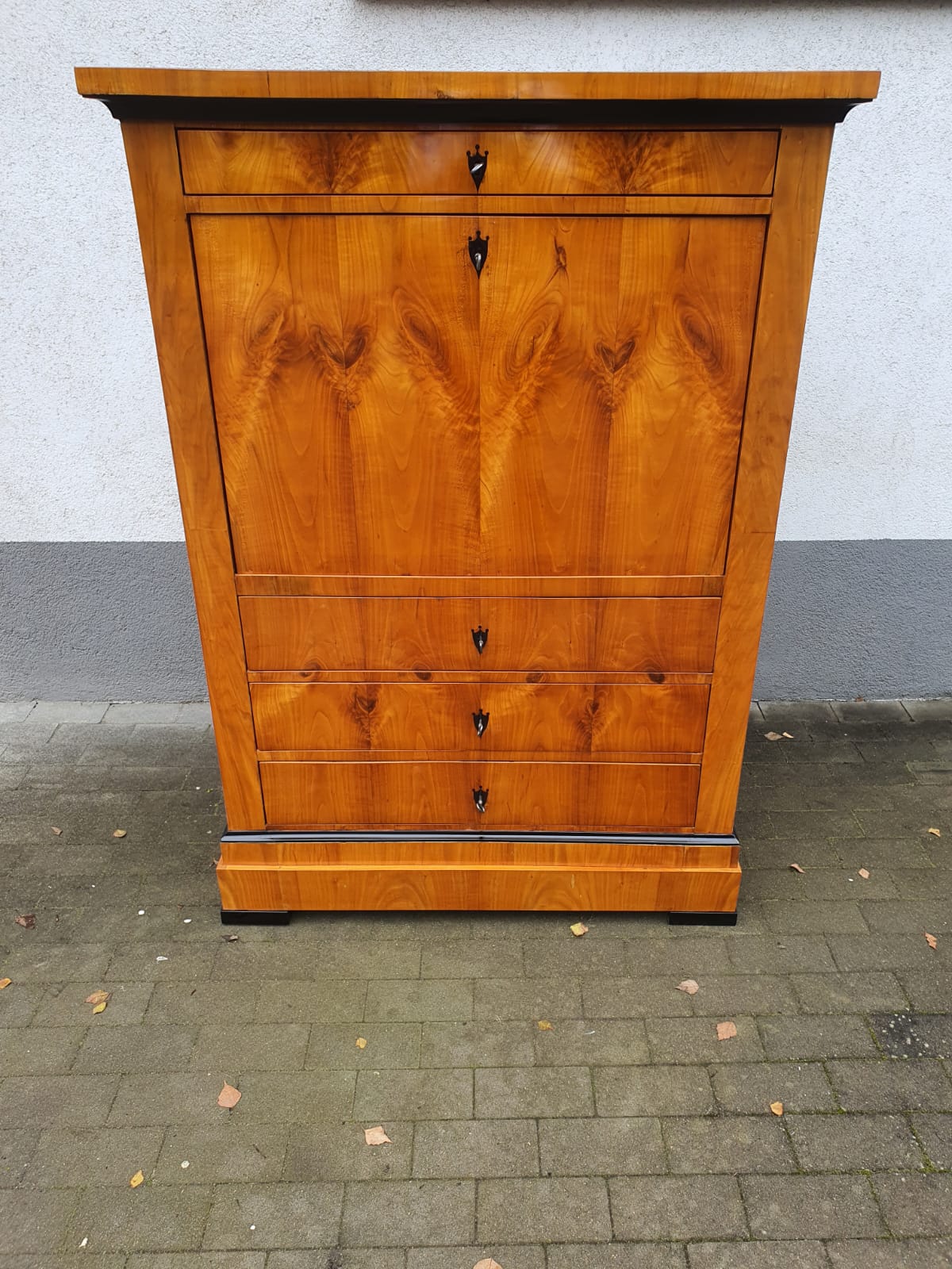 Feiner Kirschbaumsekretär um 1830