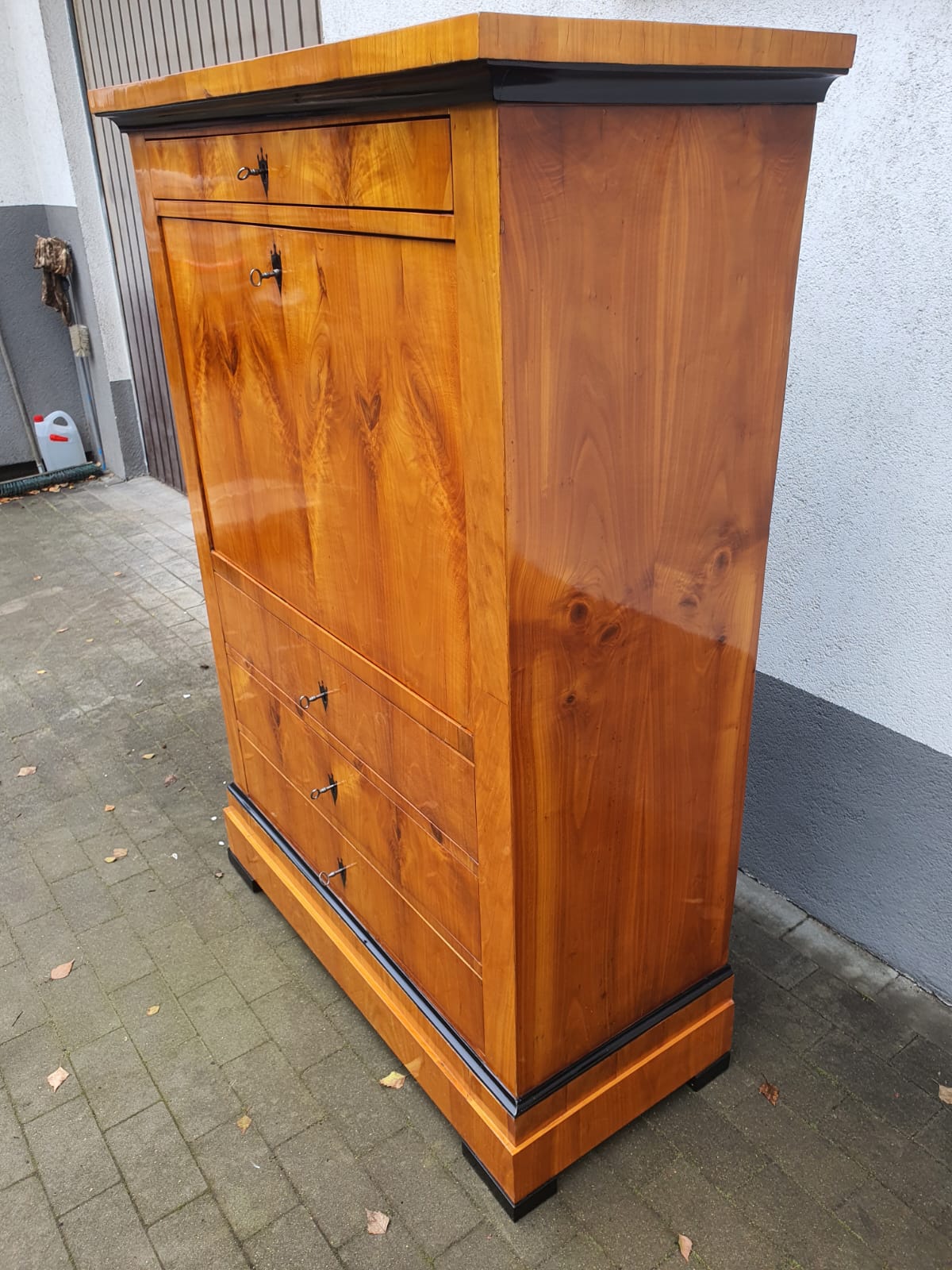 Feiner Kirschbaumsekretär um 1830