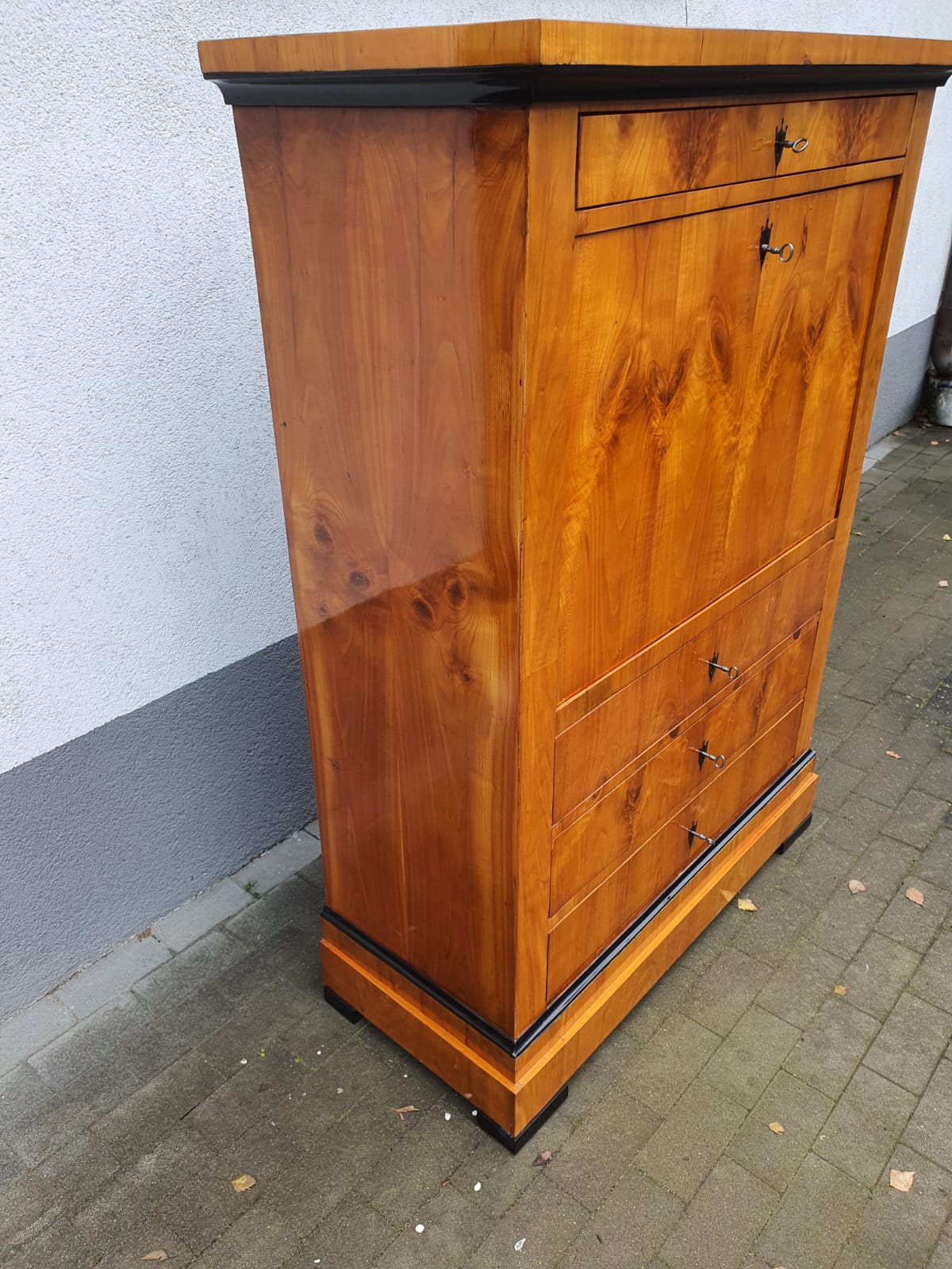 Feiner Kirschbaumsekretär um 1830