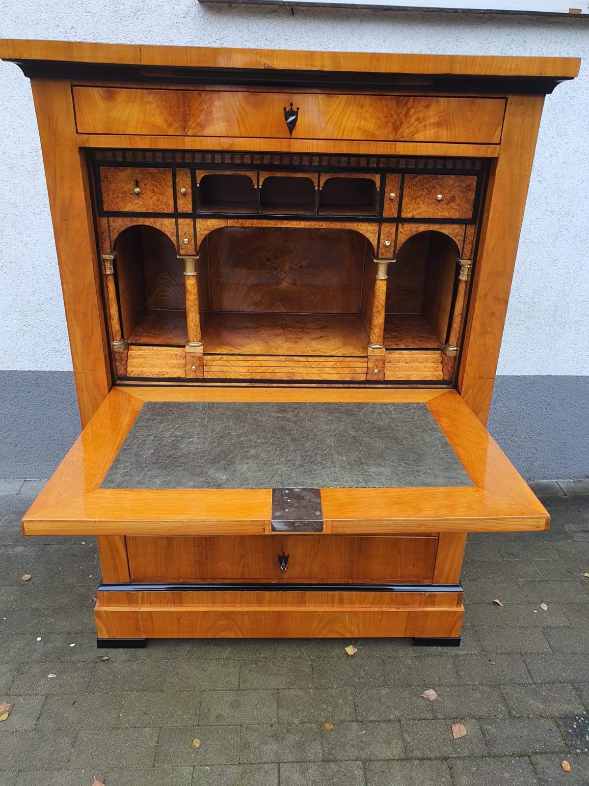 Feiner Kirschbaumsekretär um 1830