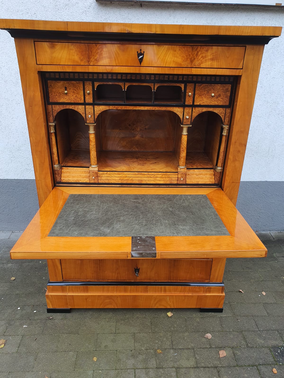 Feiner Kirschbaumsekretär um 1830