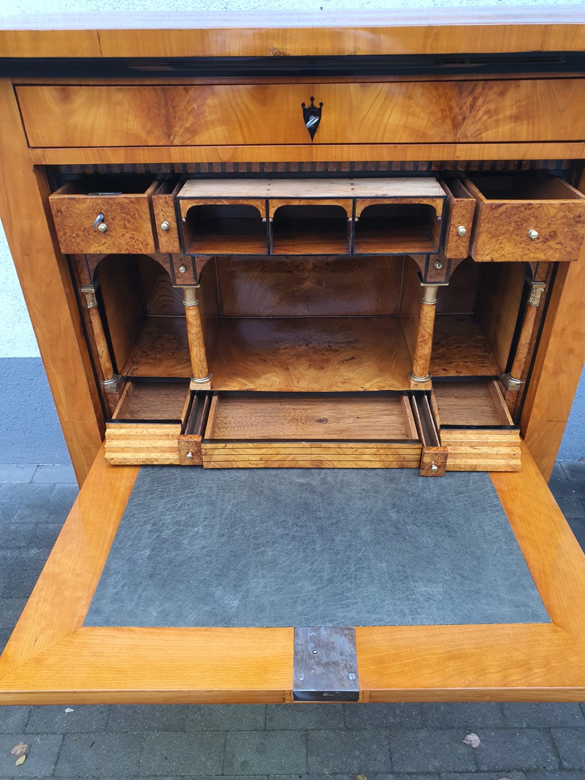 Feiner Kirschbaumsekretär um 1830