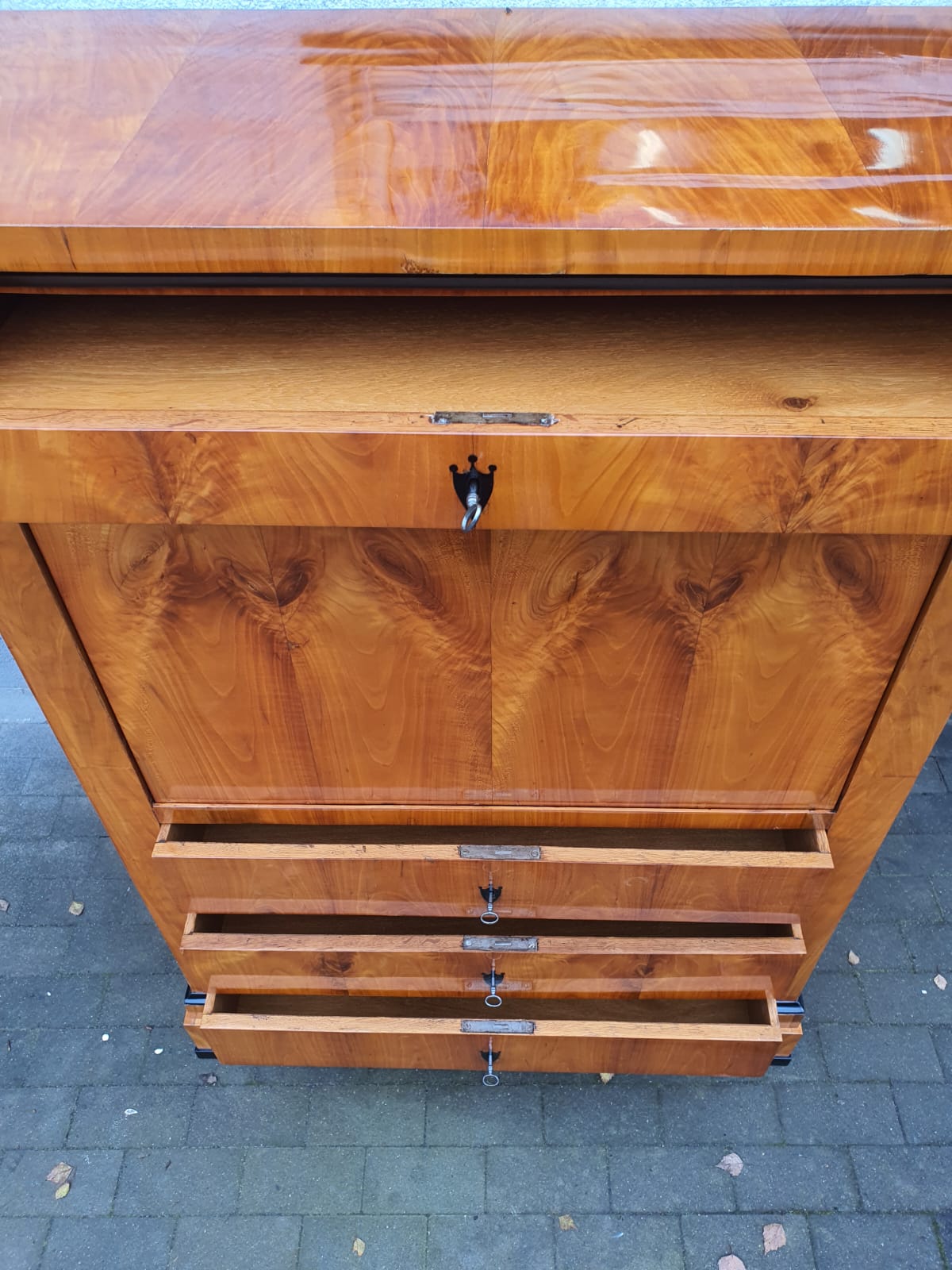 Feiner Kirschbaumsekretär um 1830