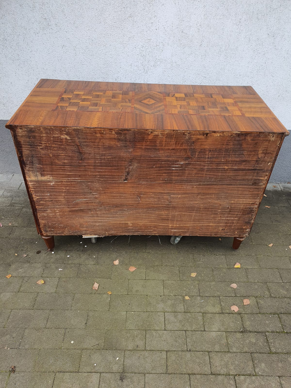 Louis Seizekommode Nussbaum intarsiert um 1790