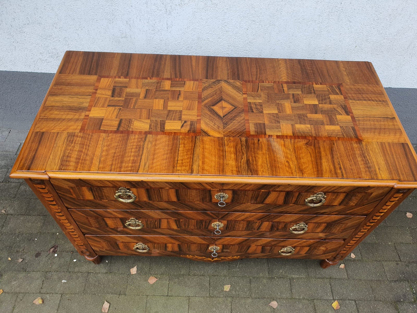 Louis Seizekommode Nussbaum intarsiert um 1790