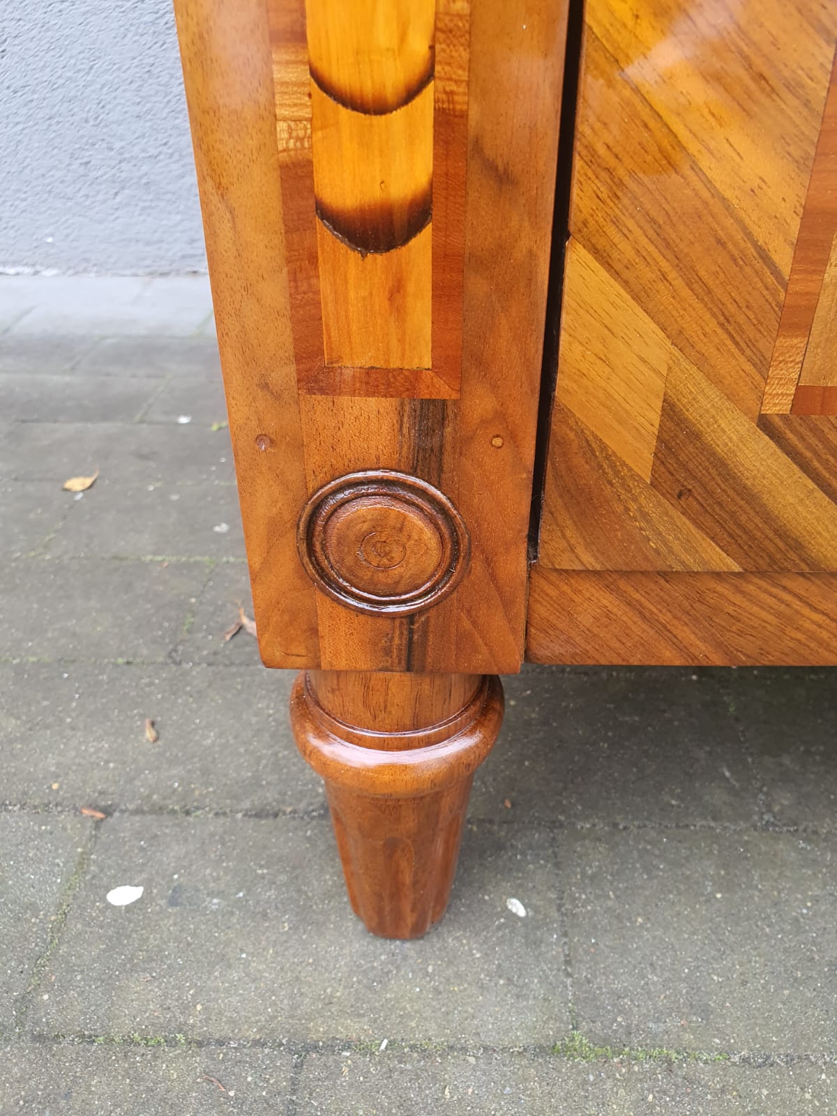 Louis Seizekommode Nussbaum intarsiert um 1790