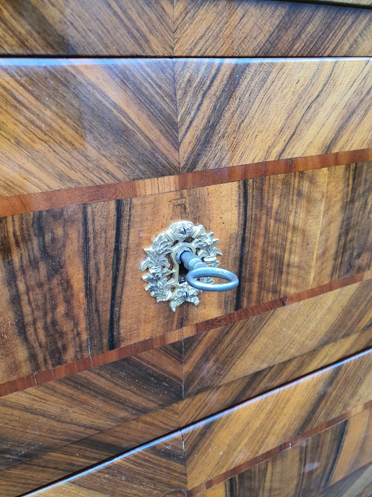 Louis Seizekommode Nussbaum intarsiert um 1790