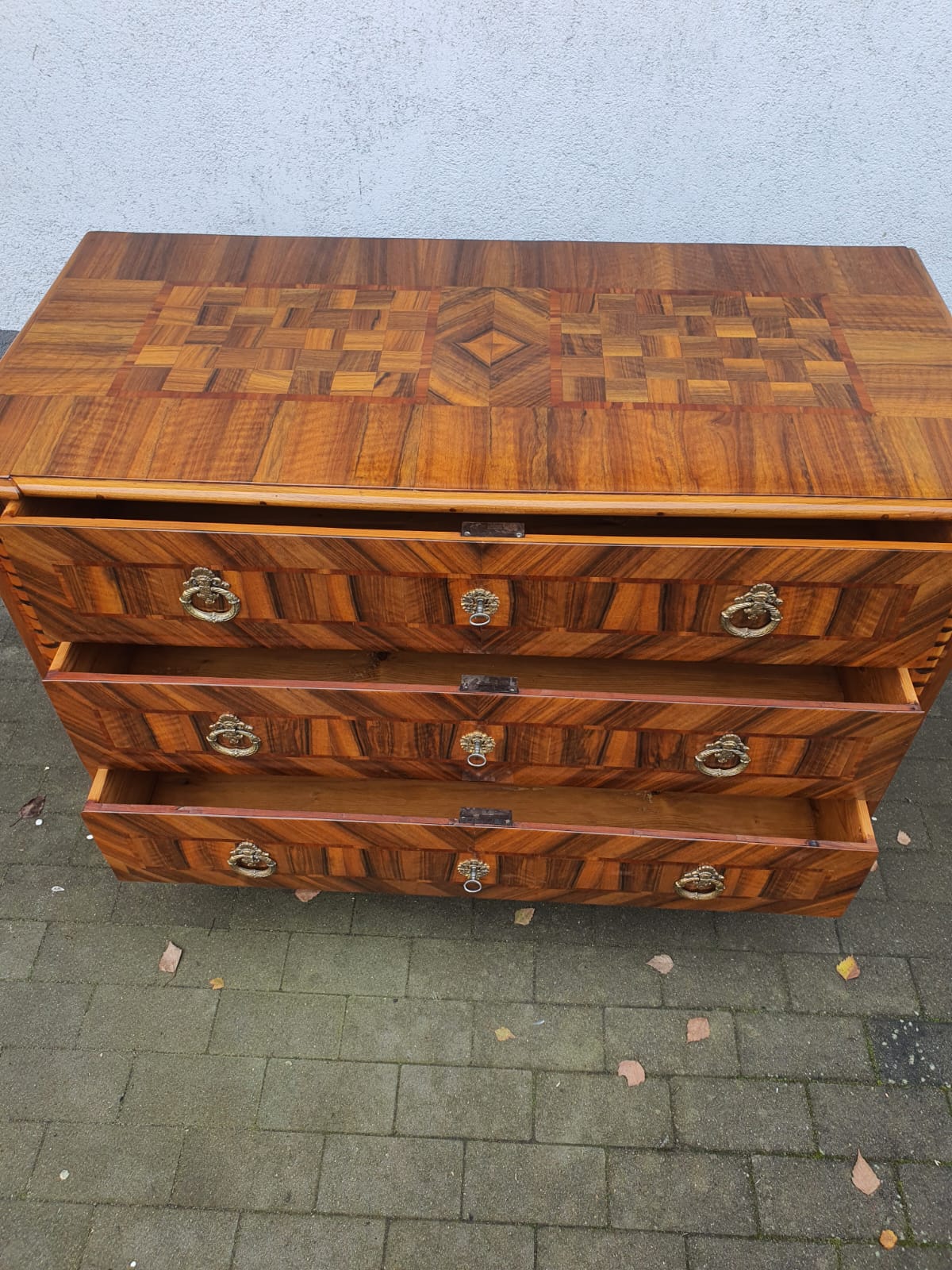 Louis Seizekommode Nussbaum intarsiert um 1790