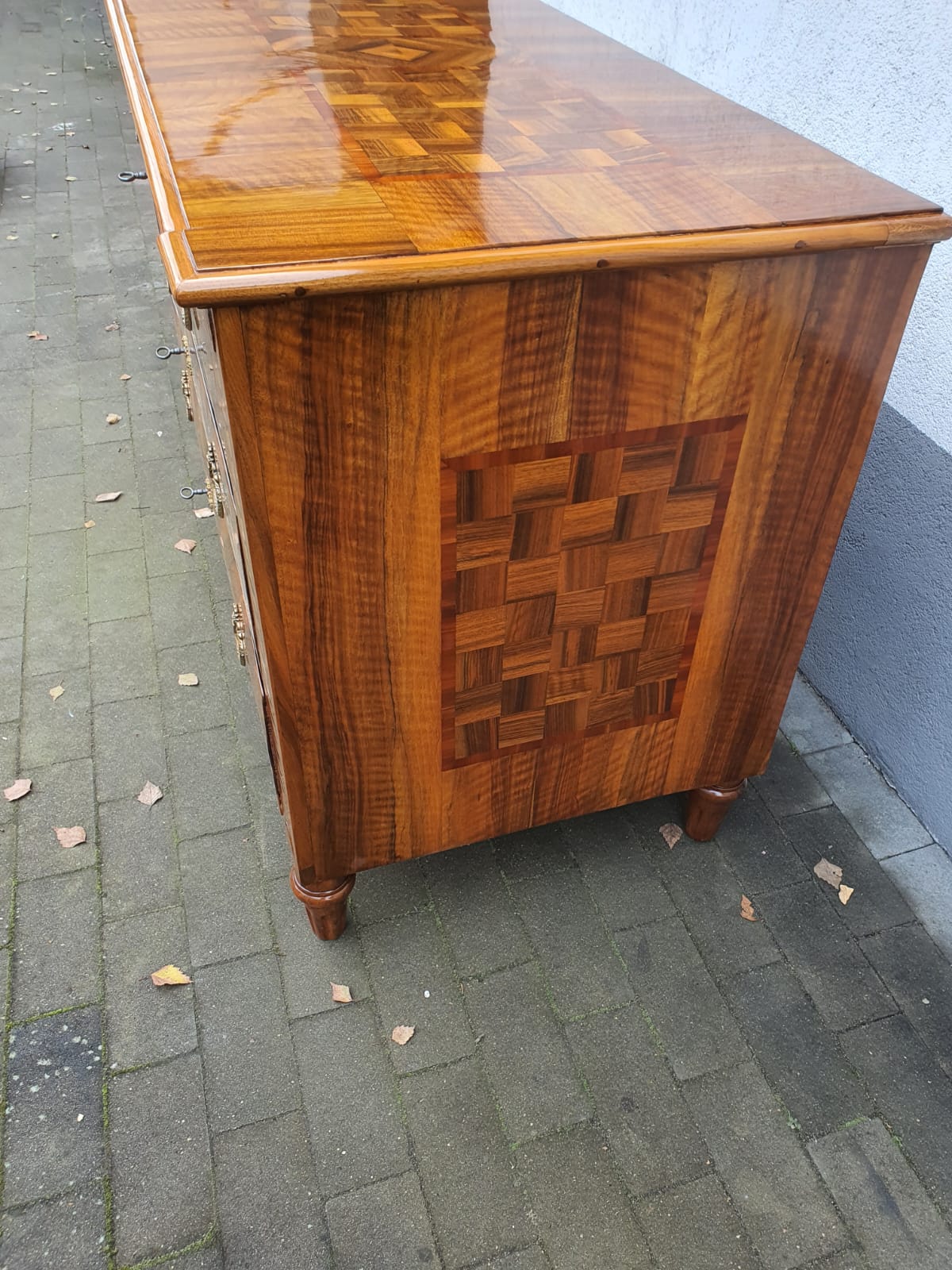 Louis Seizekommode Nussbaum intarsiert um 1790