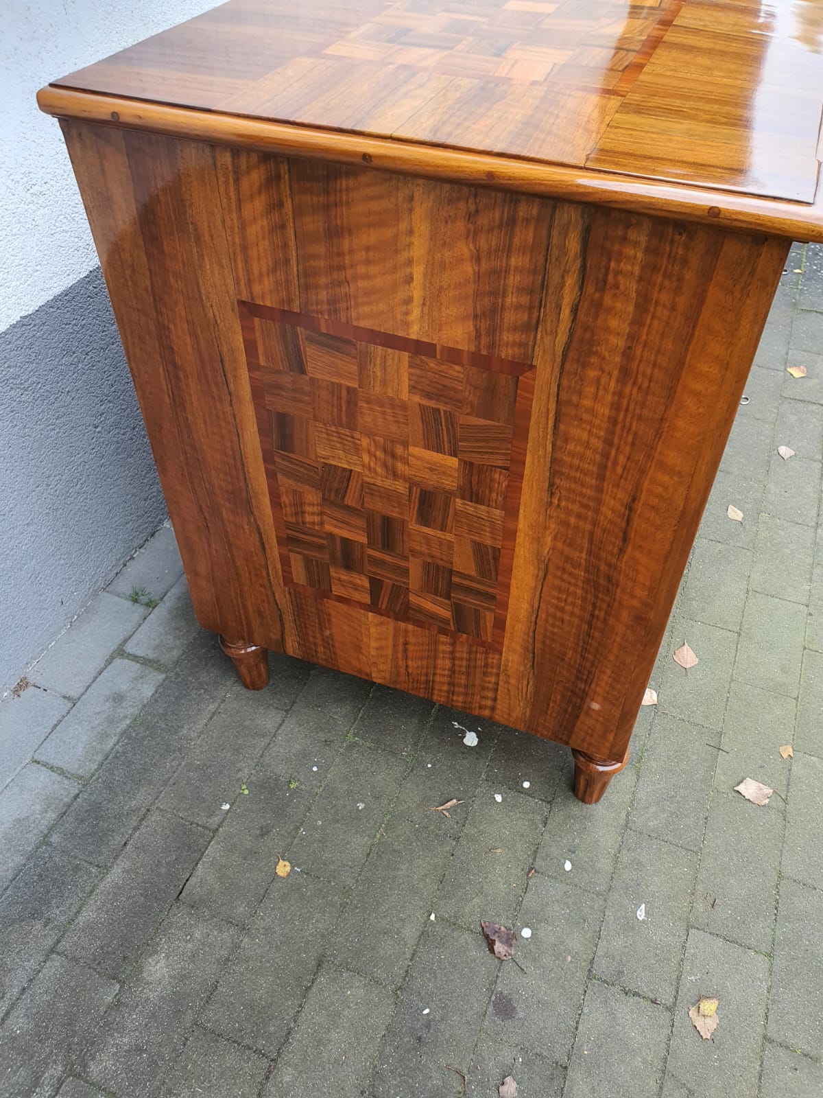 Louis Seizekommode Nussbaum intarsiert um 1790