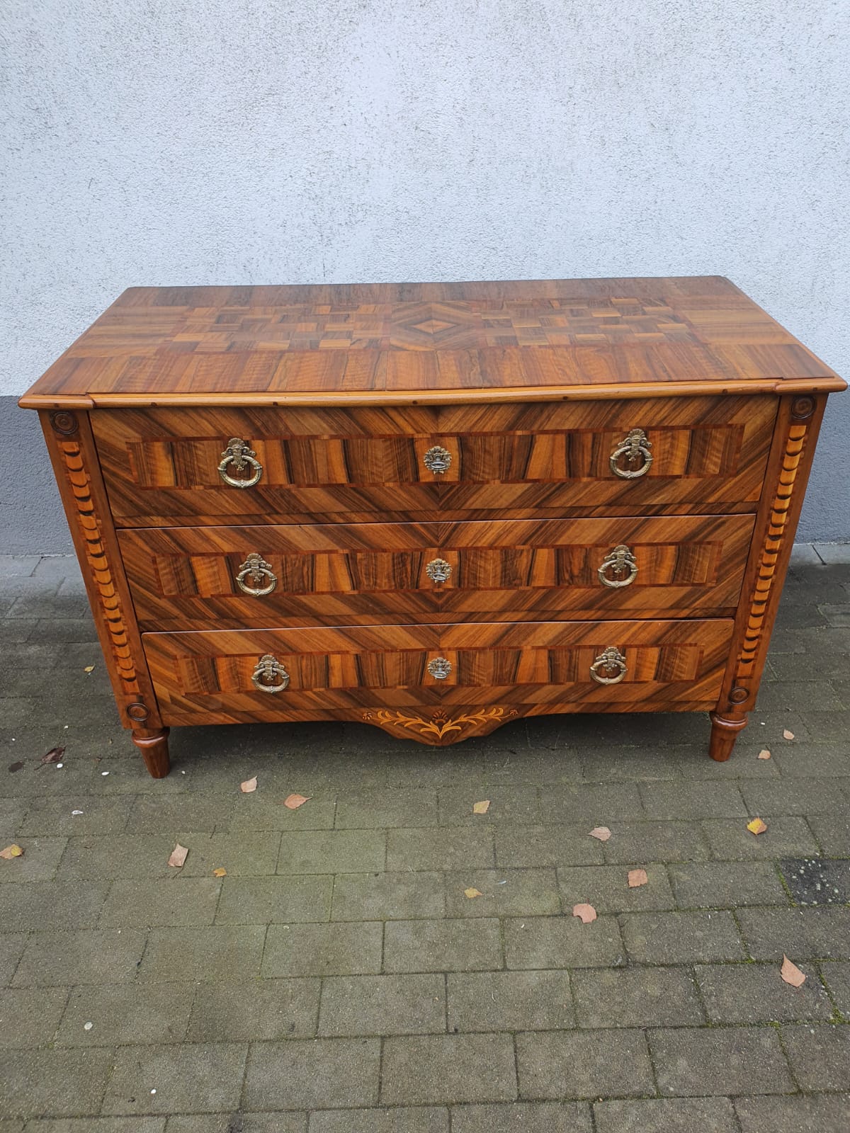 Louis Seizekommode Nussbaum intarsiert um 1790