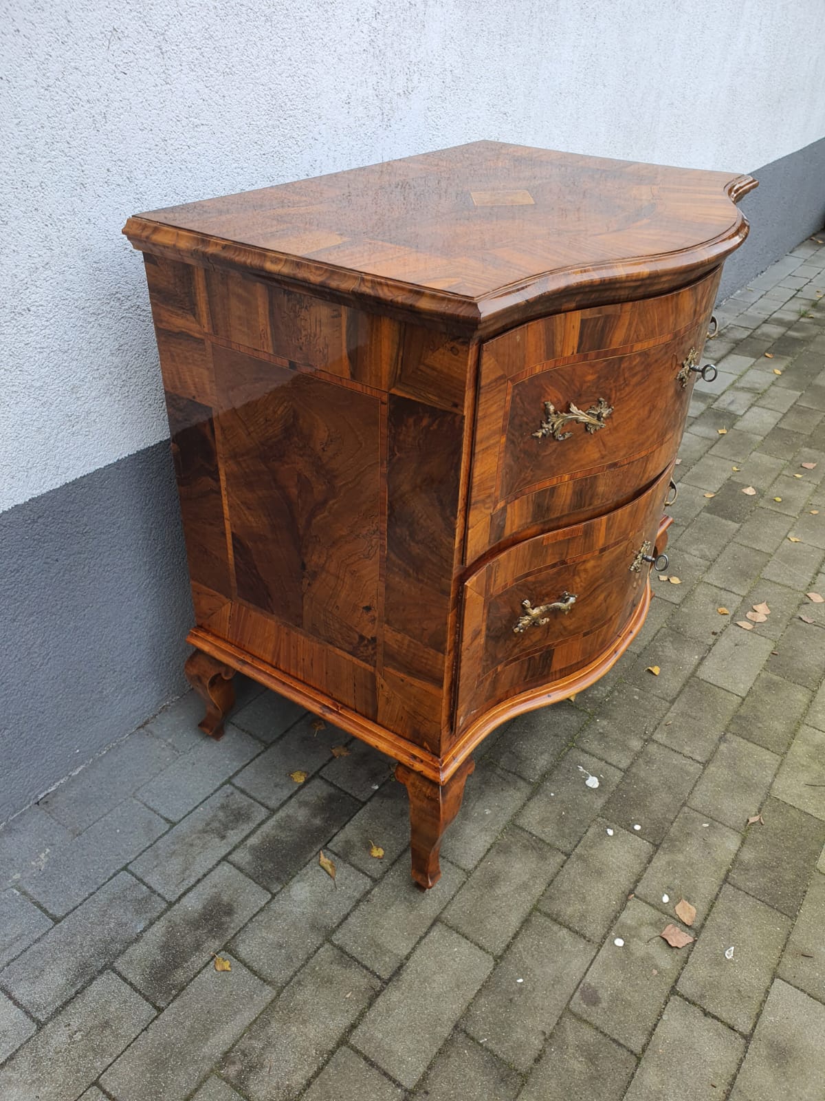 Kleine Barockkommode in Nussbaum um 1760