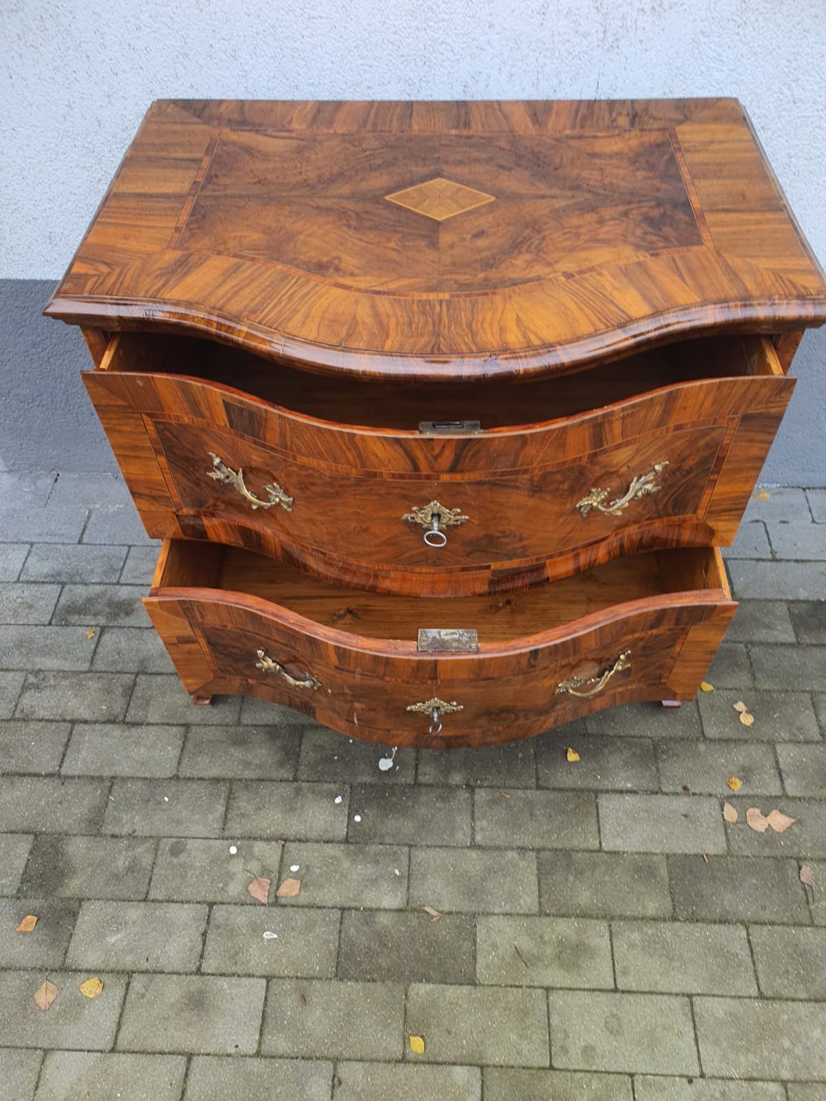 Kleine Barockkommode in Nussbaum um 1760