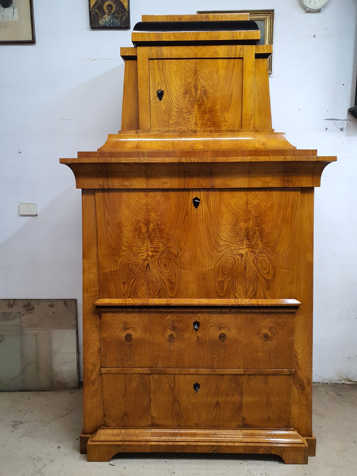 Konischer Biedermeier Sekretär in Esche um 1820