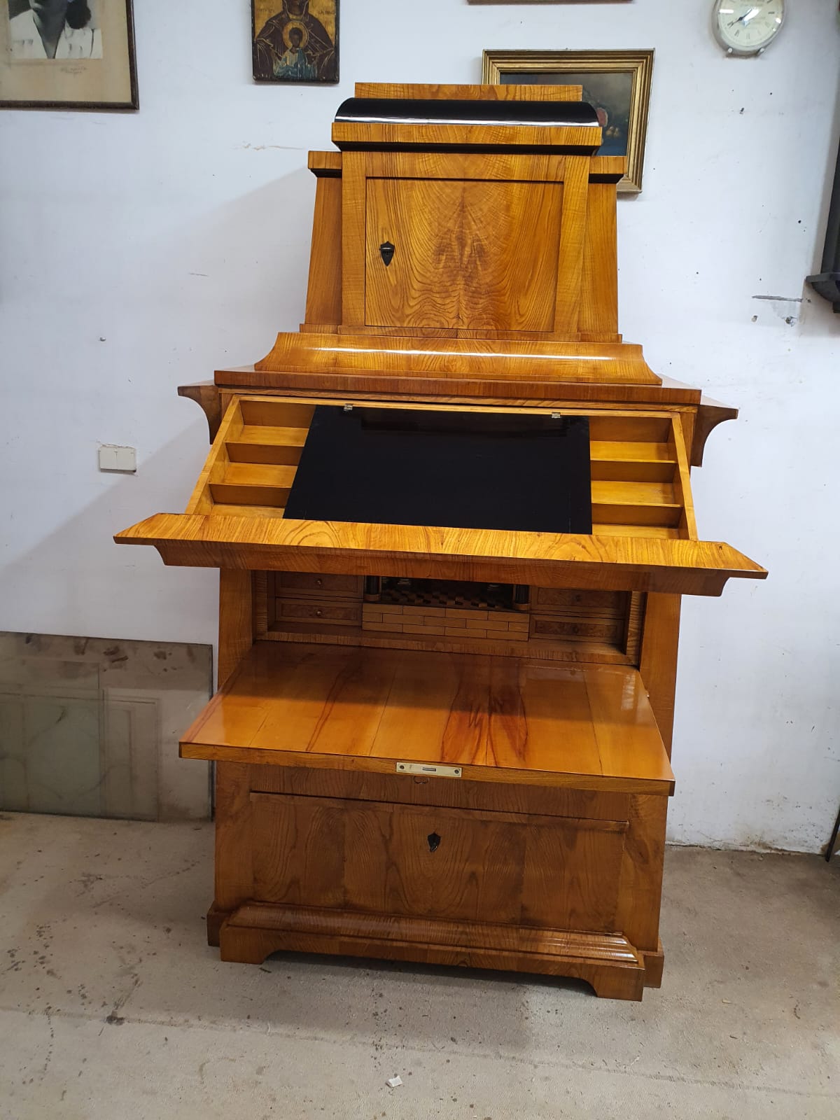 Konischer Biedermeier Sekretär in Esche um 1820