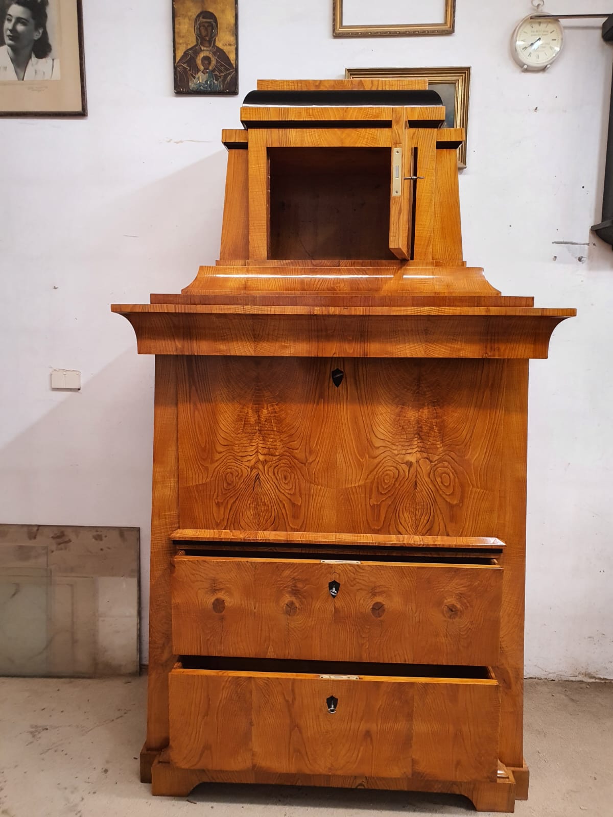 Konischer Biedermeier Sekretär in Esche um 1820