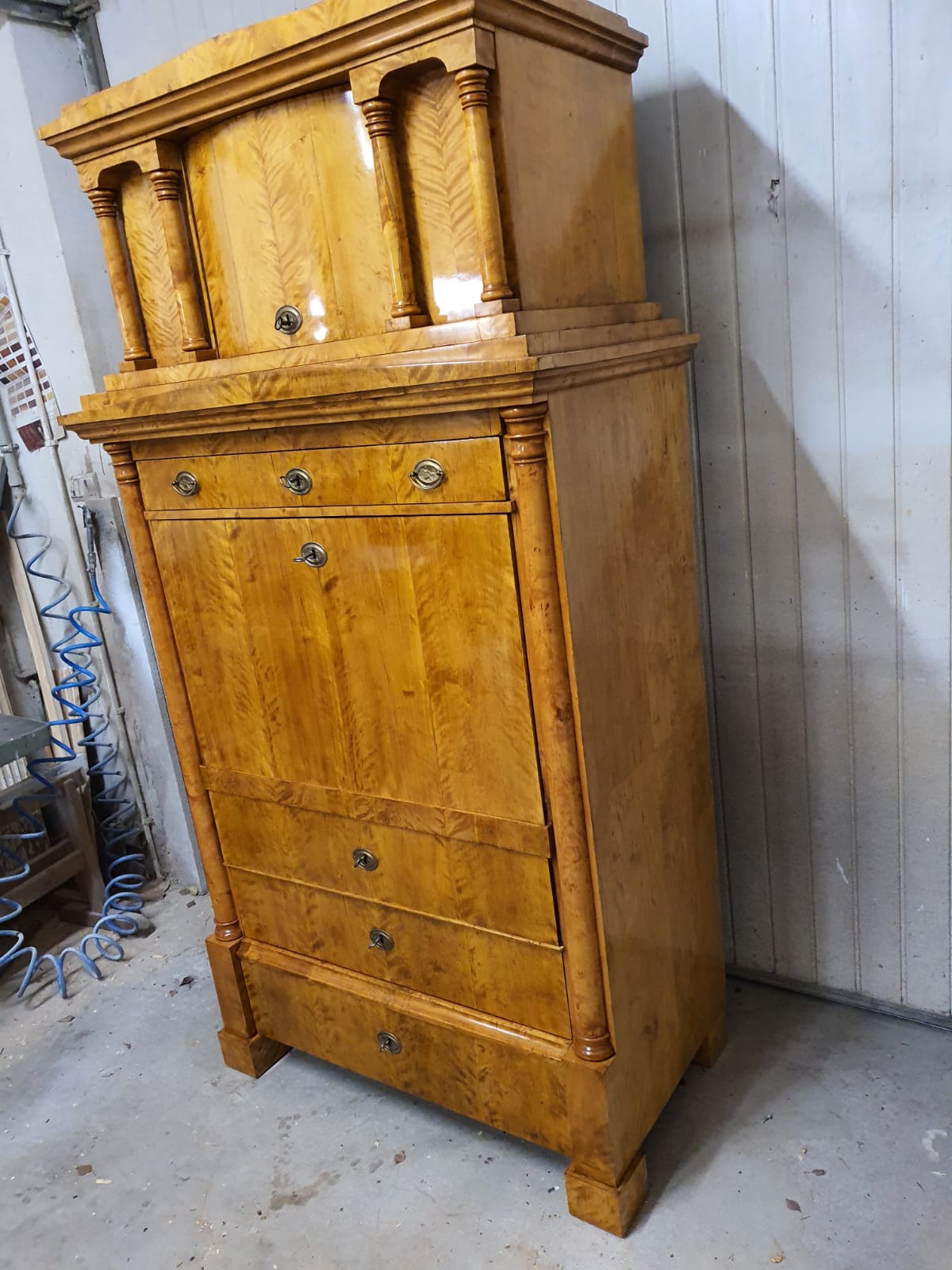 Beeindruckender Biedermeier Sekretär in Birke