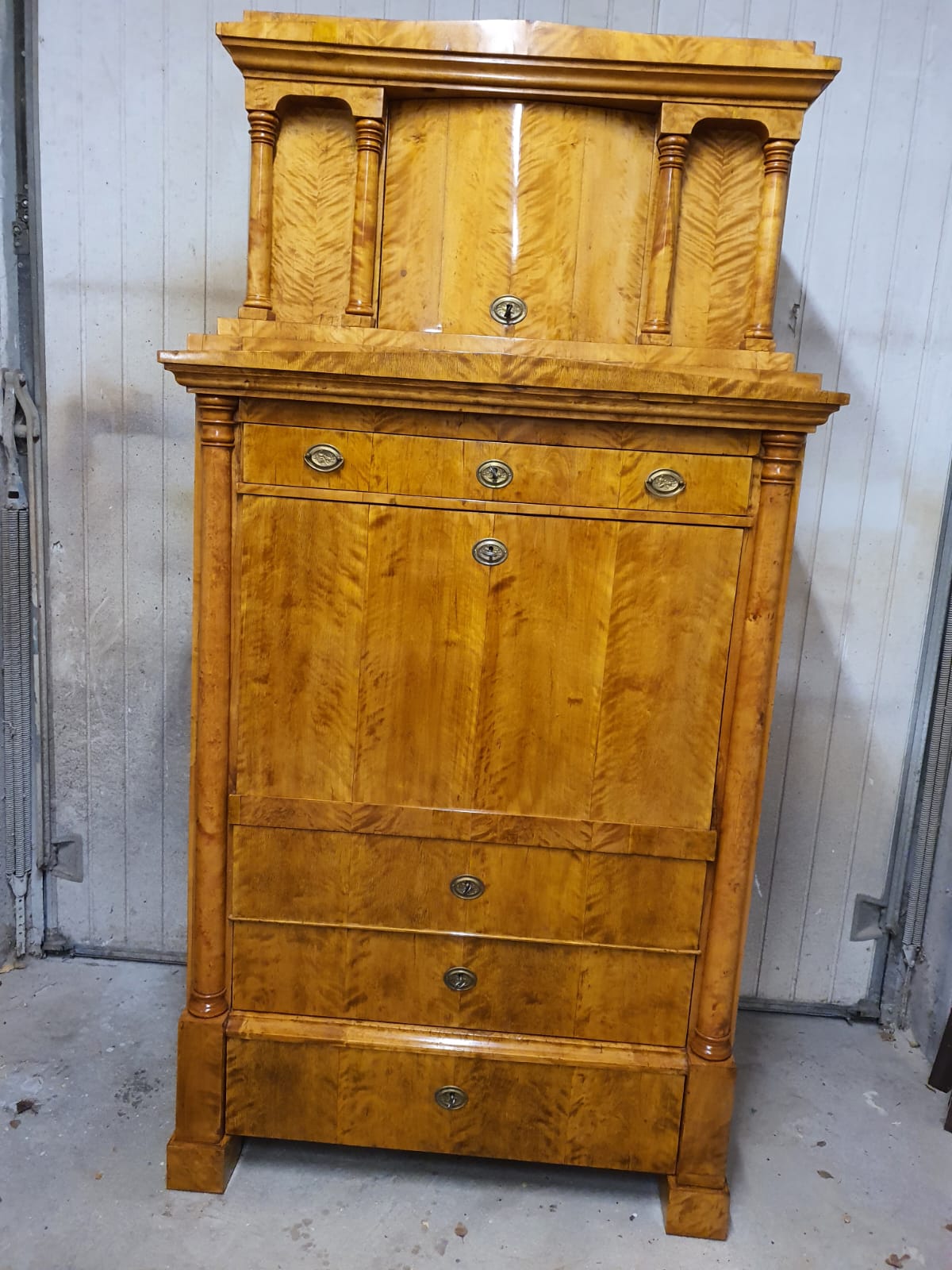 Beeindruckender Biedermeier Sekretär in Birke