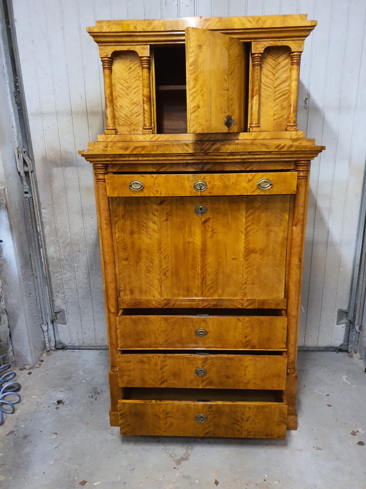 Beeindruckender Biedermeier Sekretär in Birke