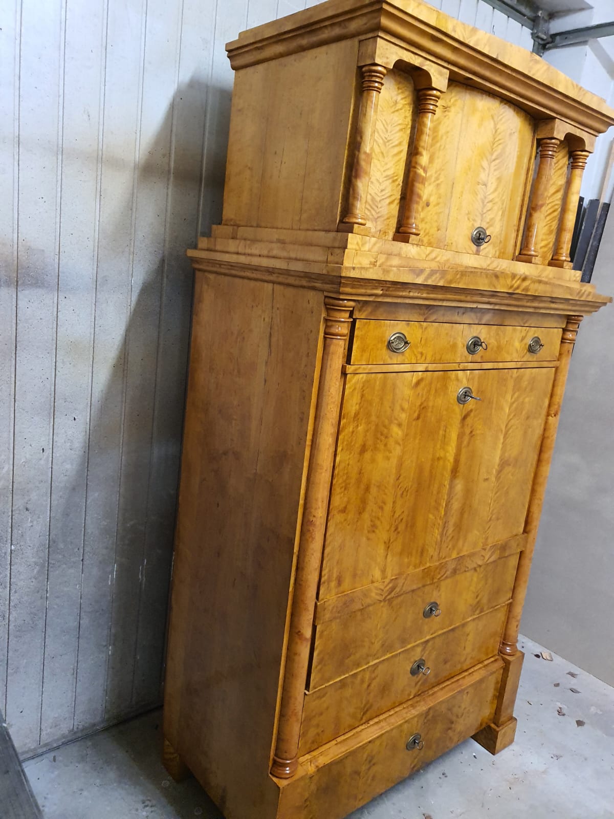 Beeindruckender Biedermeier Sekretär in Birke