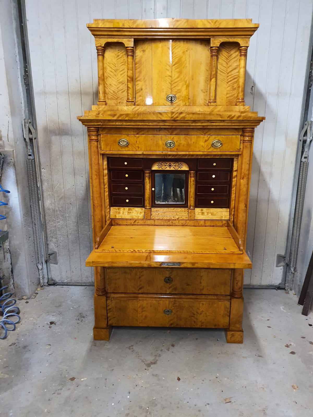 Beeindruckender Biedermeier Sekretär in Birke